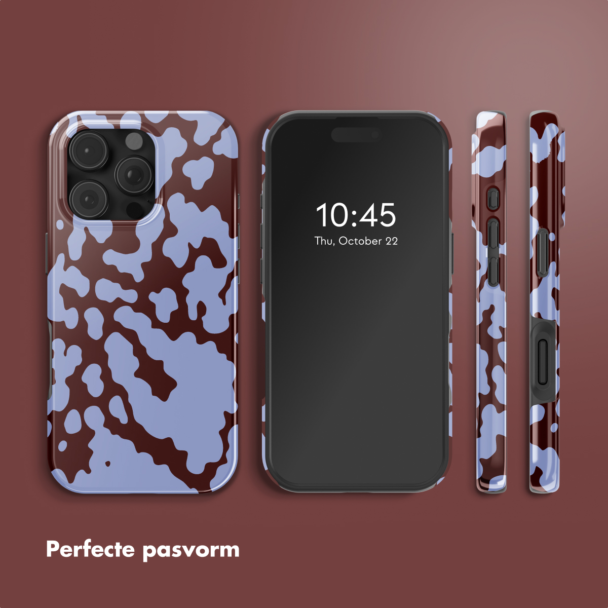 Un iPhone avec un étui à motifs marron et bleu, avec un écran affichant l'heure. Le fond est marron uni.