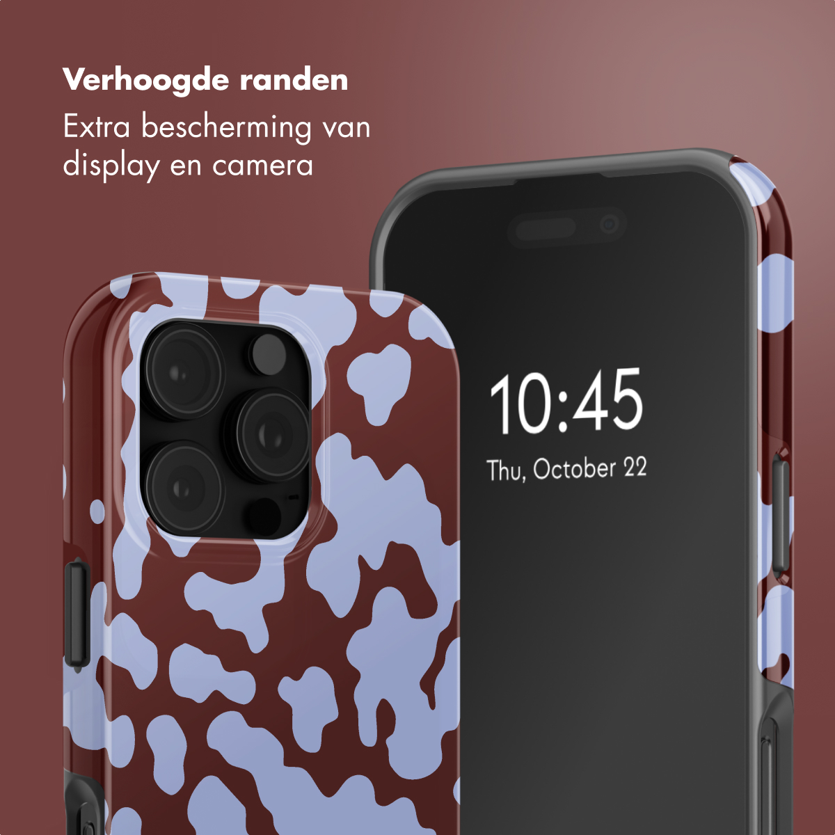 Téléphone avec étui affichant l'heure. L'étui a un motif de vache marron et bleu. Le texte dit 'Protection supplémentaire pour l'écran et l'appareil photo'.