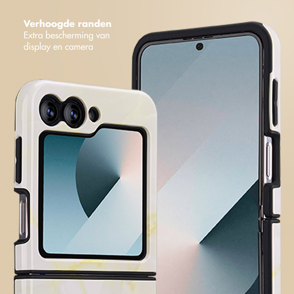 Twee smartphonehoesjes die bescherming tonen. Eén witte met marmer effect, de andere zwart. Beide hebben verhoogde randen.