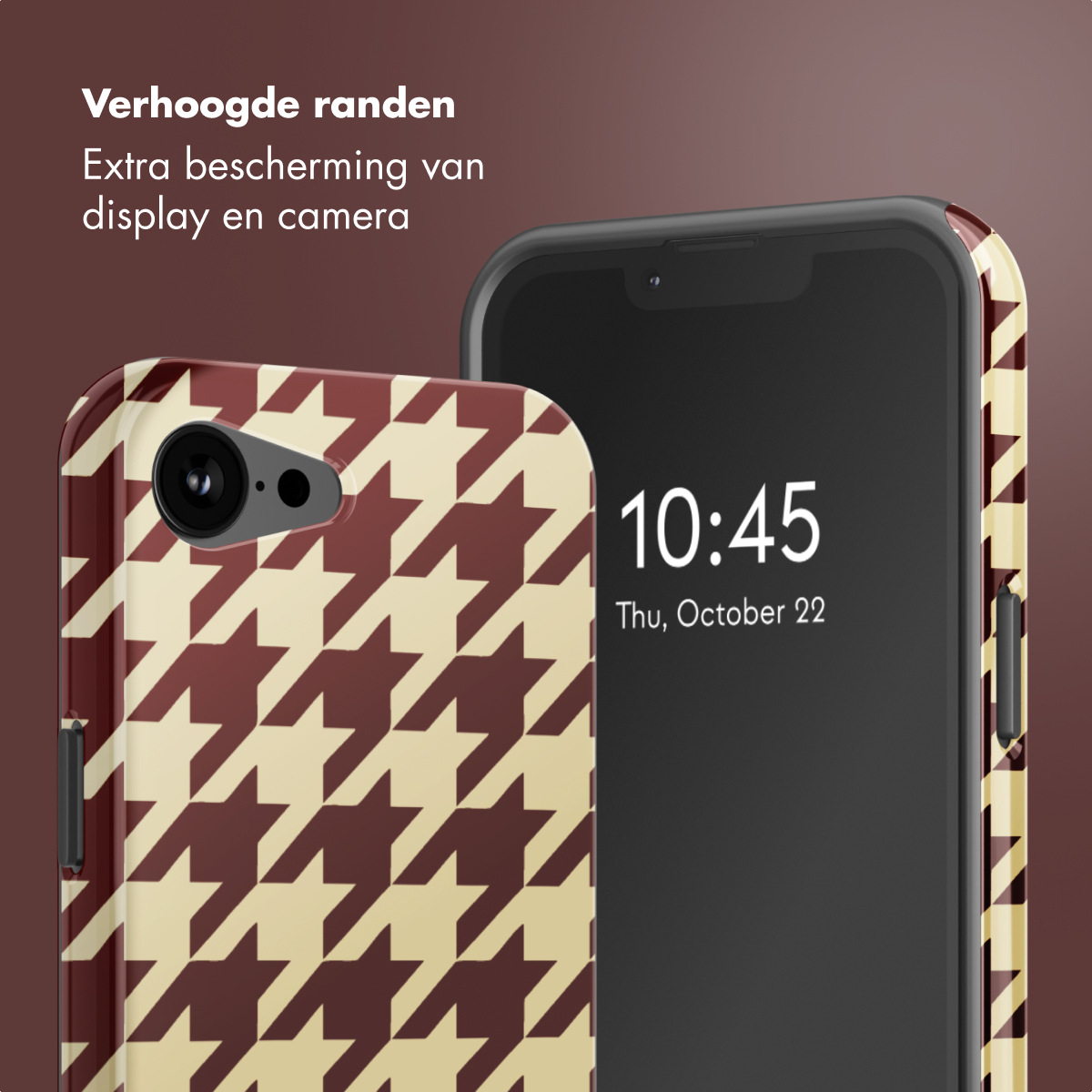 Deux smartphones avec étuis. Un étui présente un motif pied-de-poule crème et bordeaux. L'autre téléphone affiche l'heure.