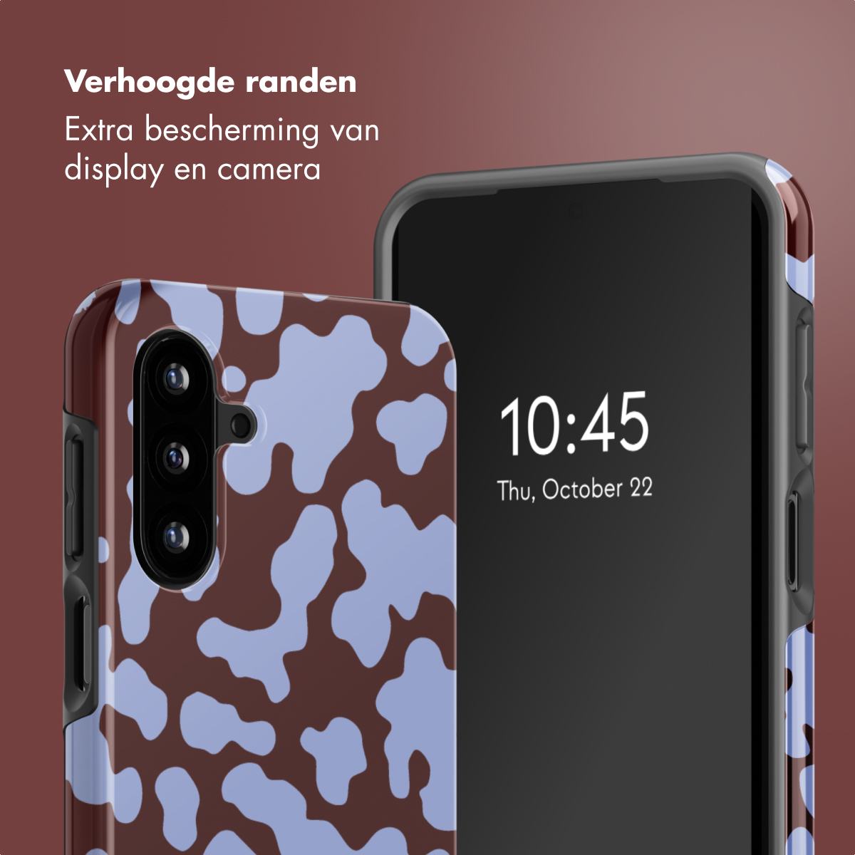 Twee telefoonhoesjes, één met een koeienpatroon. De andere toont een telefoonscherm met de tijd 10:45 en de datum.