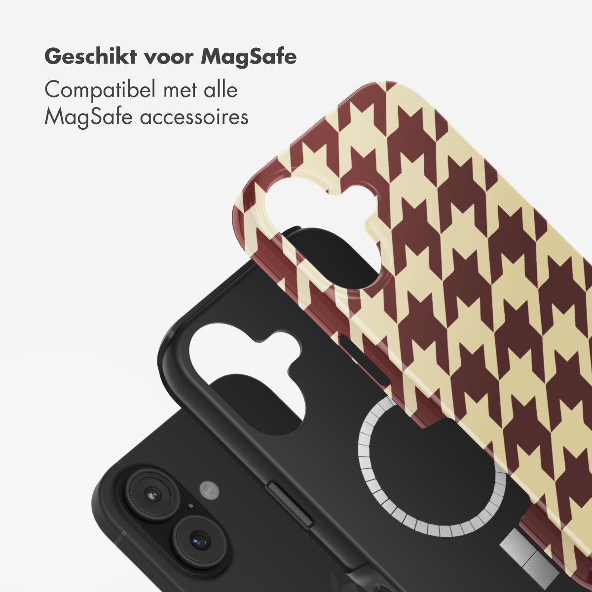 Een telefoonhoesje met een zwarte basis en een patroonlaag in een hondenpootontwerp, over een zwarte telefoon. Tekst: 'Geschikt voor MagSafe'.