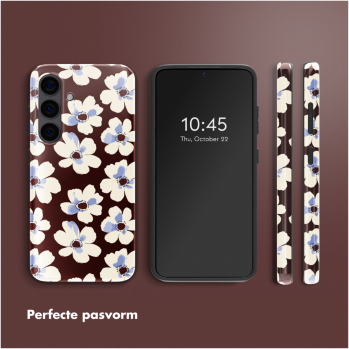Un telefono con una cover floreale è accanto a un telefono vuoto e a due cover. Le cover hanno fiori bianchi e blu su sfondo marrone.