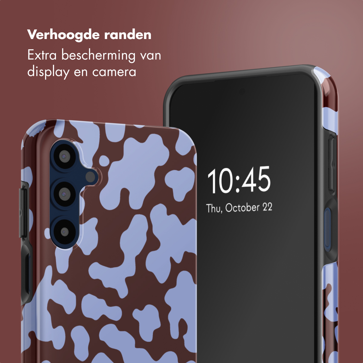 Twee smartphones met hoesjes. Eén toont een bruin en blauw patroon, de andere de tijd. De achtergrond is een verloop.