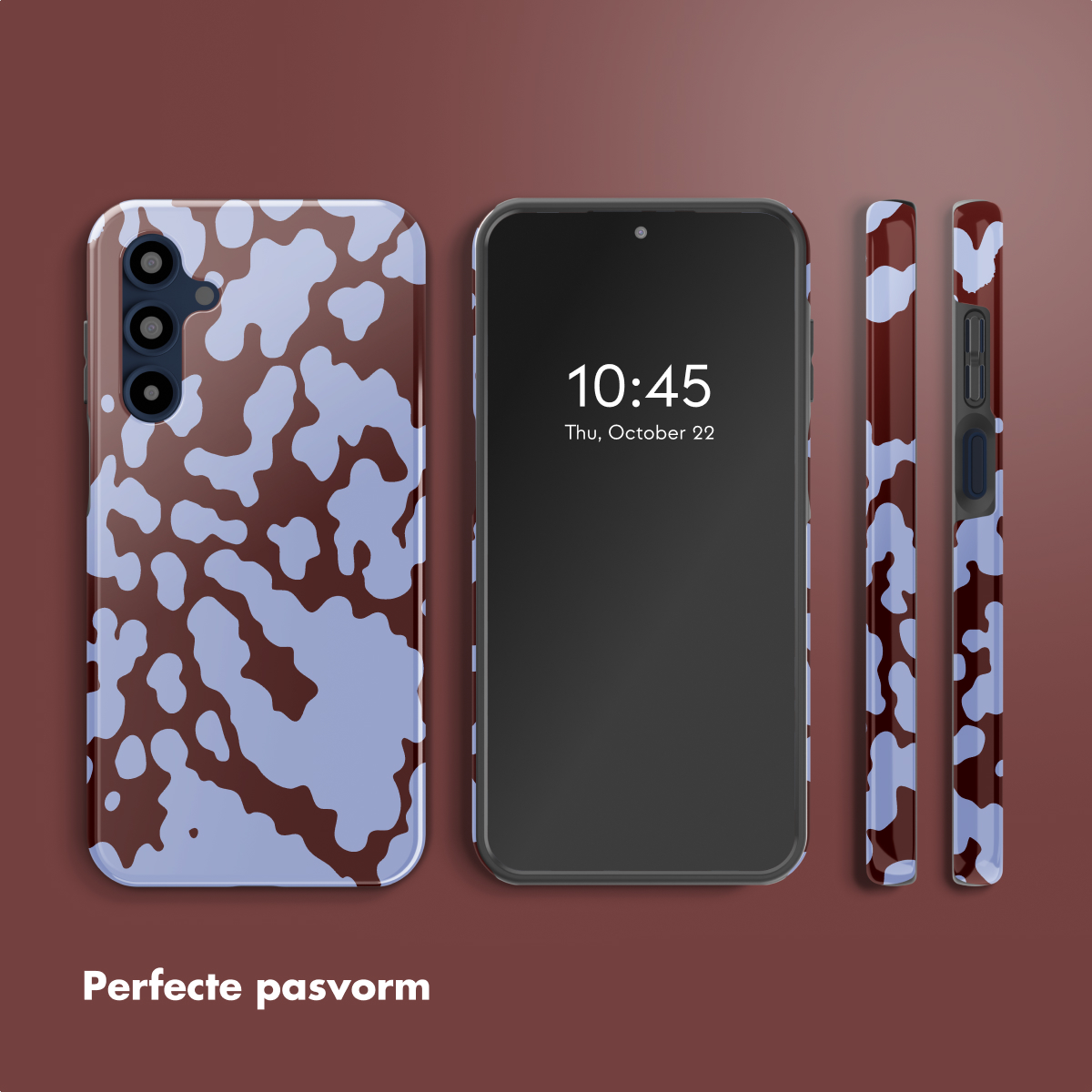 Telefoon met hoesje en scherm met tijd. Hoesje heeft bruine en lichtblauwe vlekken. Achtergrond is bruin. Tekst: Perfecte pasvorm.