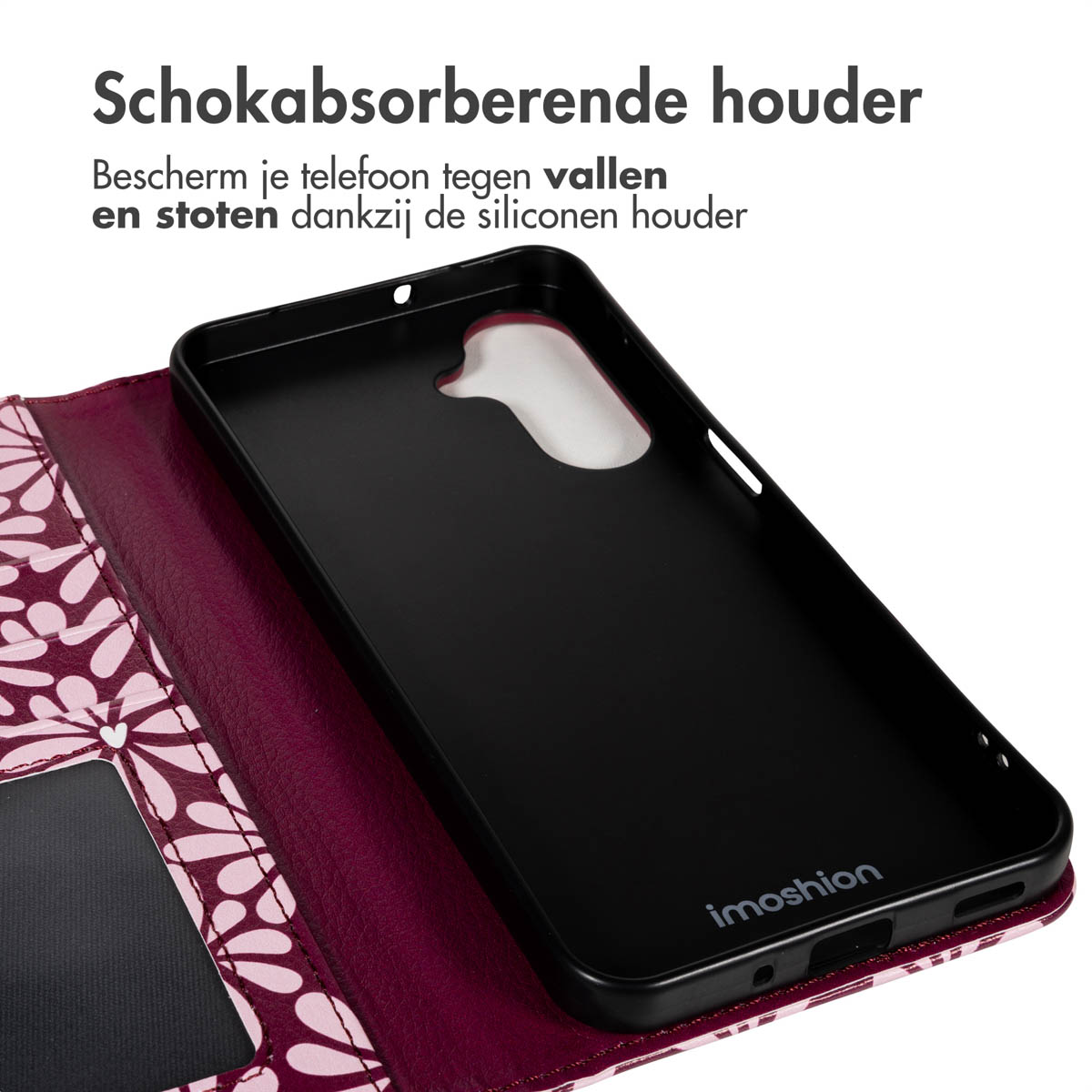 Een zwarte telefoonhoes met een bordeauxrode portemonnee met bloemenpatroon. De hoes is open en toont de binnenkant. Nederlandse tekst bovenaan.
