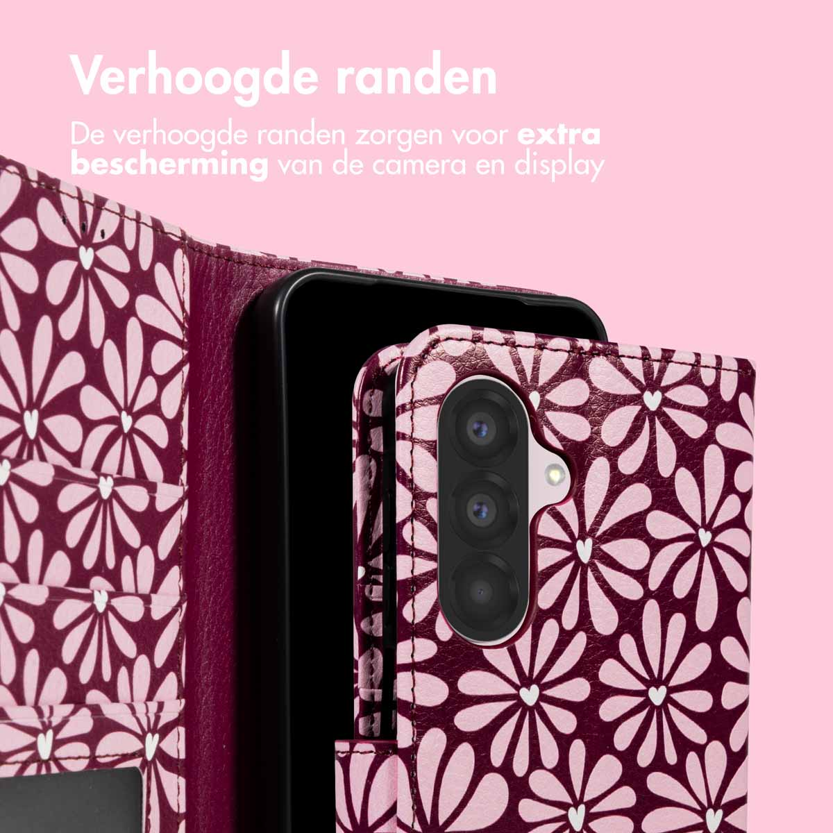 Een telefoonhoesje met bloemenpatroon. De hoes is open en toont de camera van de telefoon. De achtergrond is zachtroze.