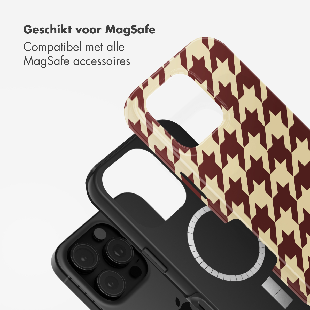 Zwarte telefoon met een patroonhoesje. De hoes heeft een pied-de-poule patroon in beige en bordeaux. Tekst: Geschikt voor MagSafe.