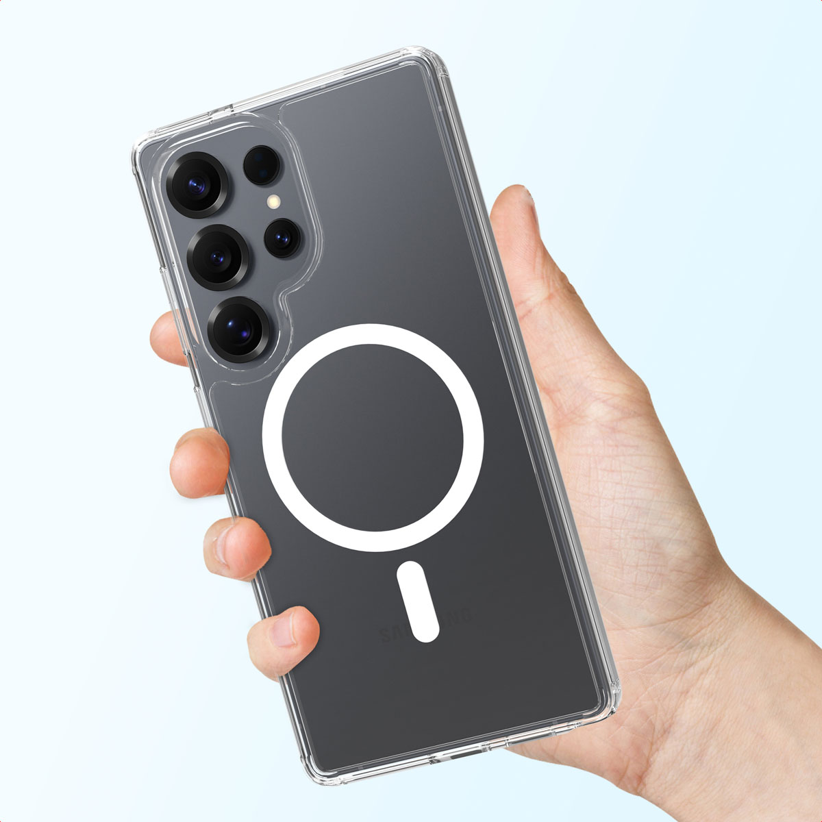 Une main tient une coque de téléphone transparente. L'étui est sur un téléphone noir avec plusieurs objectifs d'appareil photo.