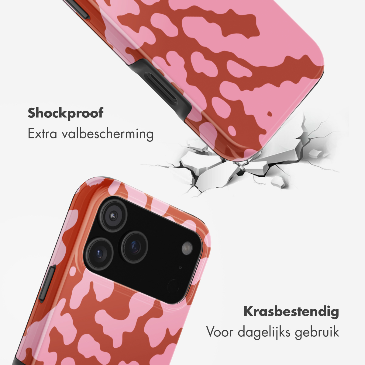 Twee telefoonhoesjes met roze en bruine koeienprint, één breekt een oppervlak. Tekst: 'Schokbestendig' en 'Krasbestendig'.