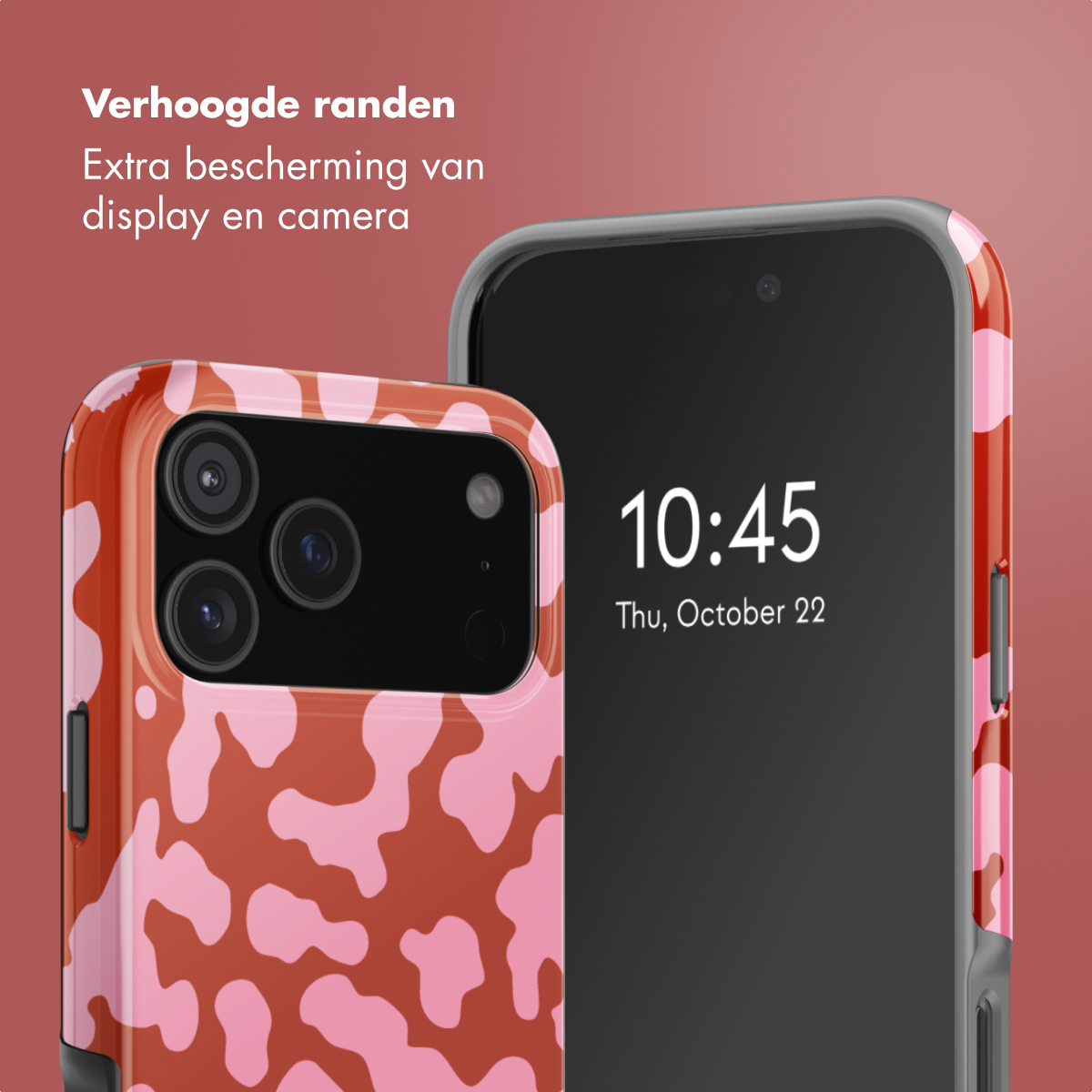 Twee smartphones, een met een roze en bruine koeienprint hoesje, de andere met een zwart scherm met tijd en datum.