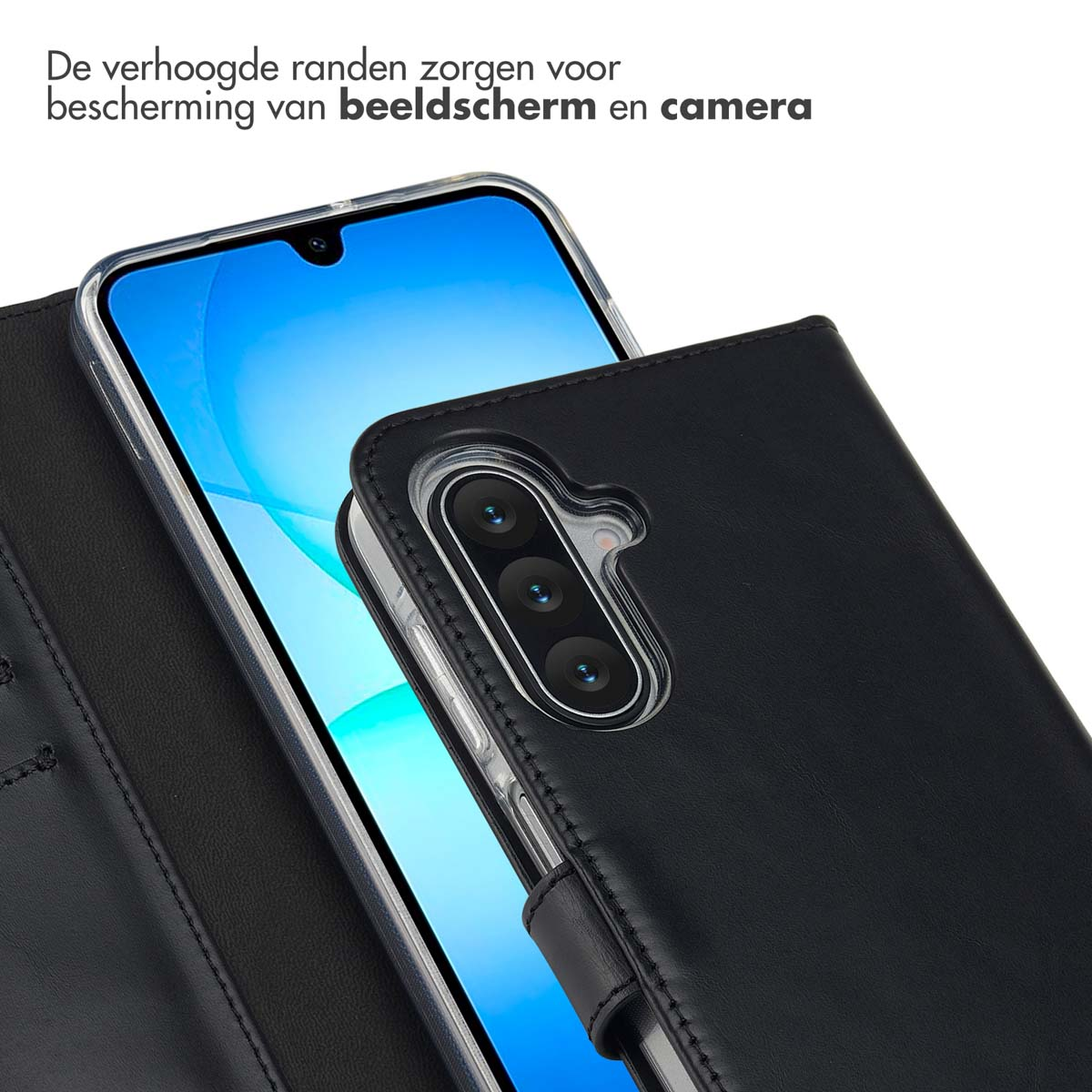 Een smartphone in een zwarte leren hoes. Het scherm is zichtbaar, en de hoes heeft een camera-uitsparing.