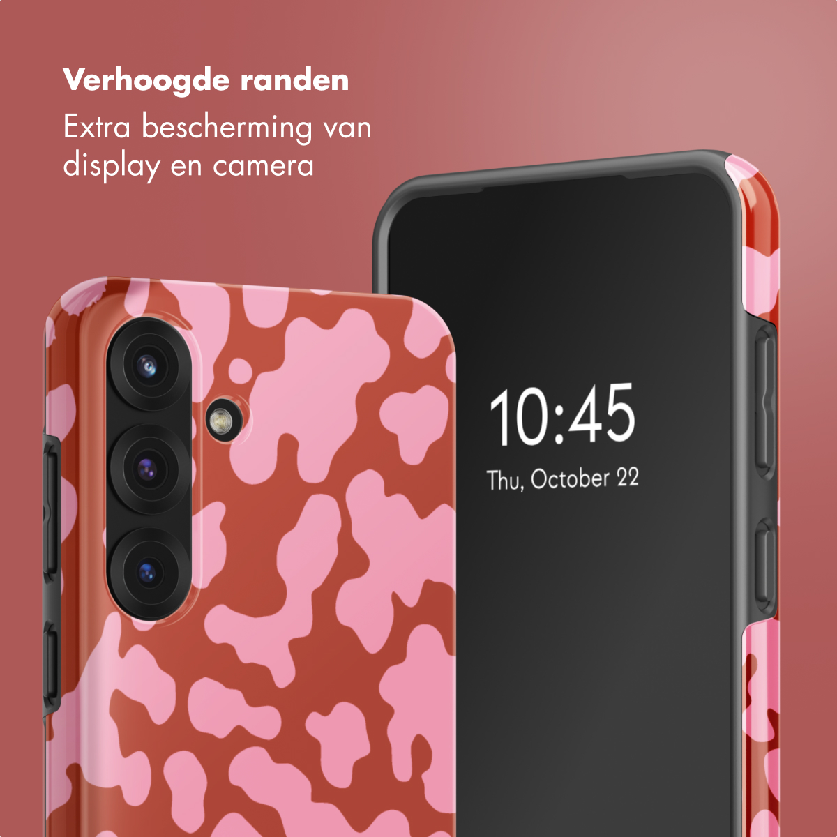 Due smartphone con custodie. Una custodia è rossa con macchie rosa, l'altra è nera. Lo schermo mostra l'ora e la data.