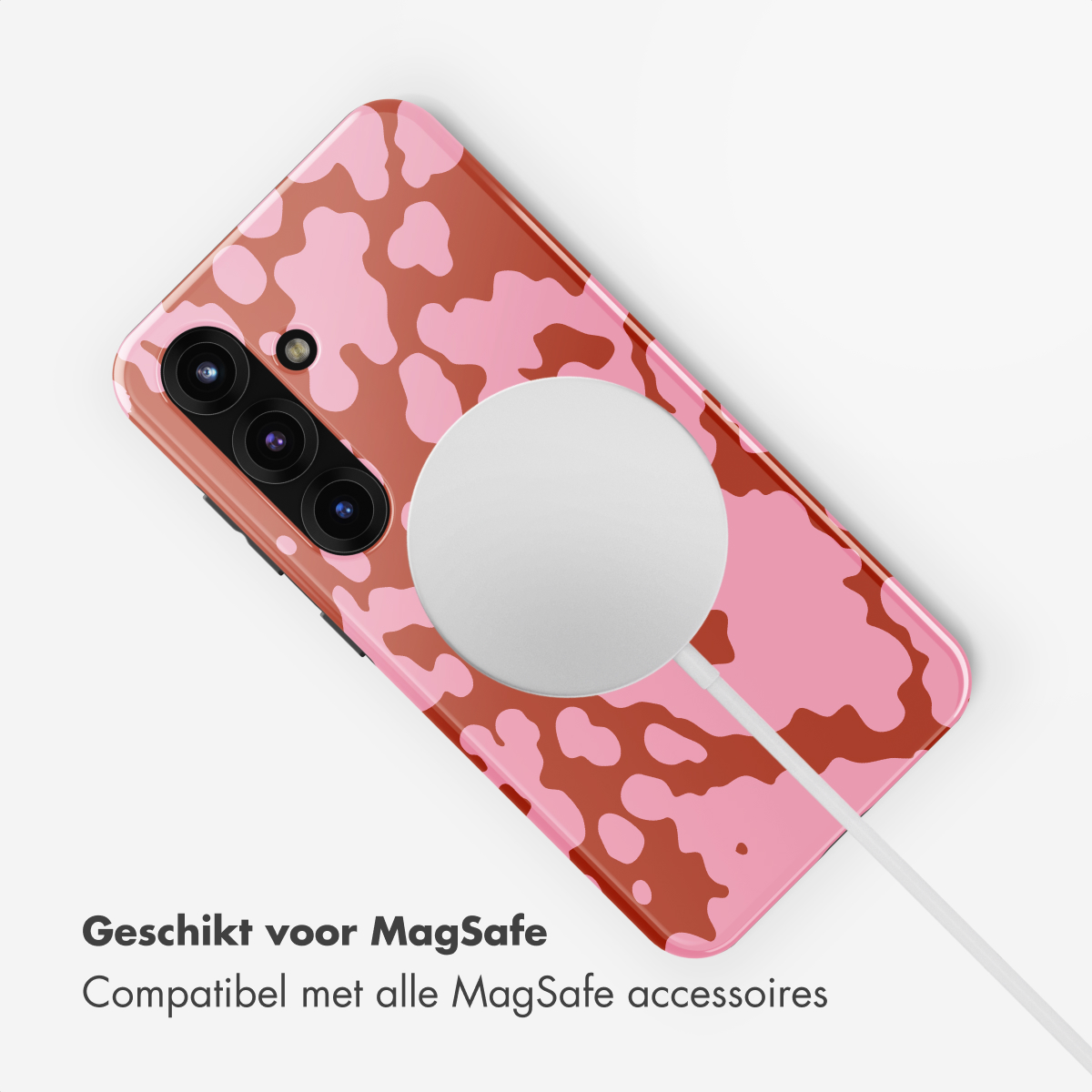 Una custodia rosa con macchie marroni, un caricatore MagSafe bianco e un cavo bianco. Testo in basso.