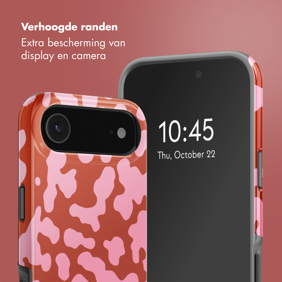 Une coque de téléphone avec un motif de vache rouge et rose. L'écran du téléphone affiche l'heure et la date. Le fond est rouge dégradé.