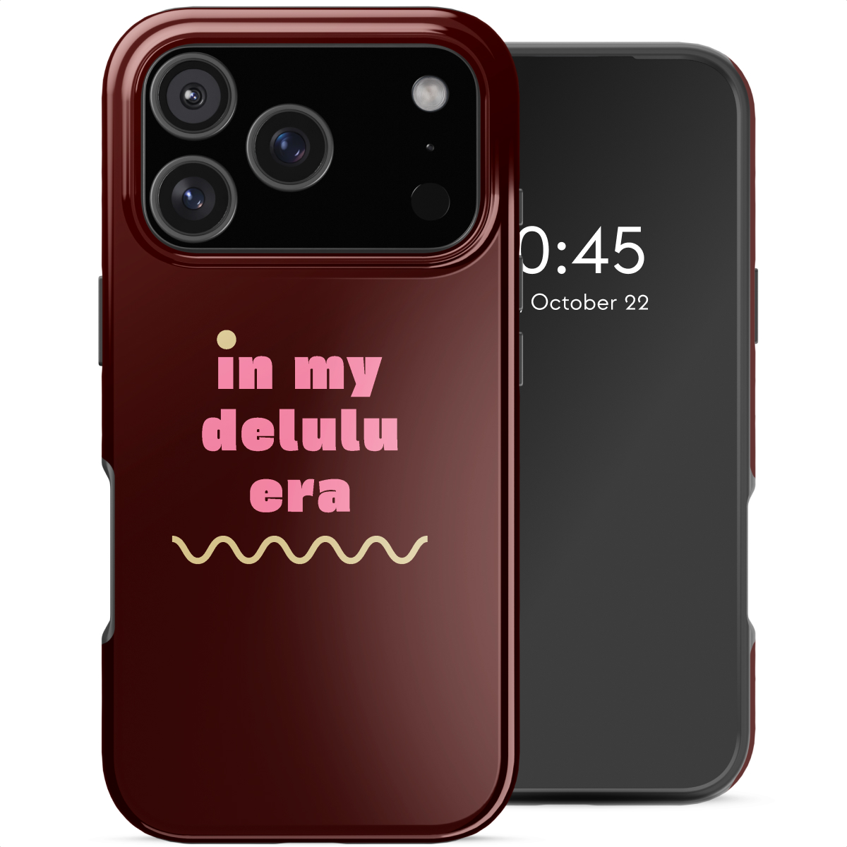 Een telefoon met een donkerrode hoes, roze tekst leest 'in my delulu era' en gele golflijn. Telefoonscherm toont tijd.