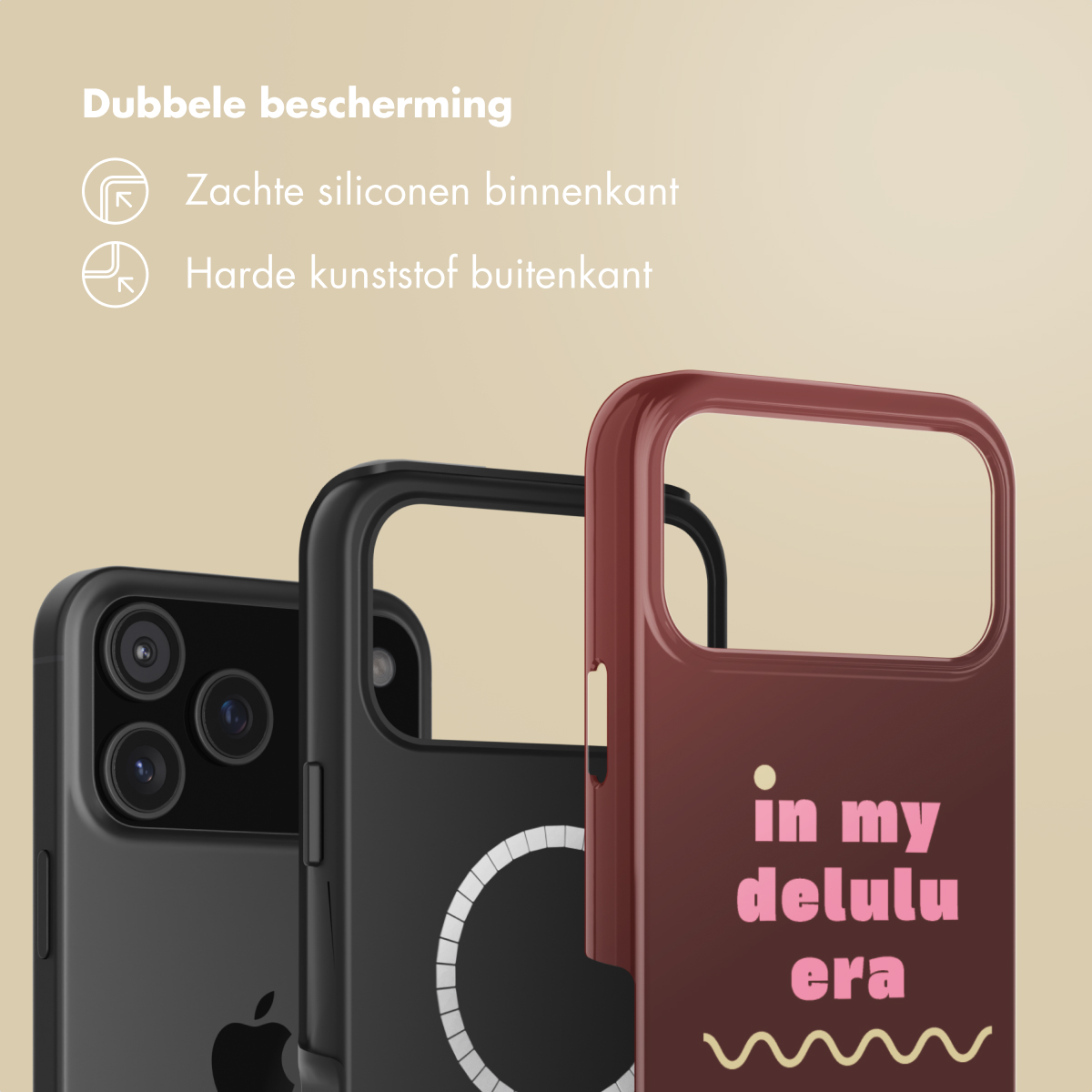 Drie telefoonhoesjes: zwart, zwart met witte cirkel en kastanjebruin. Roze tekst: 'in my delulu era'. Achtergrond beige.