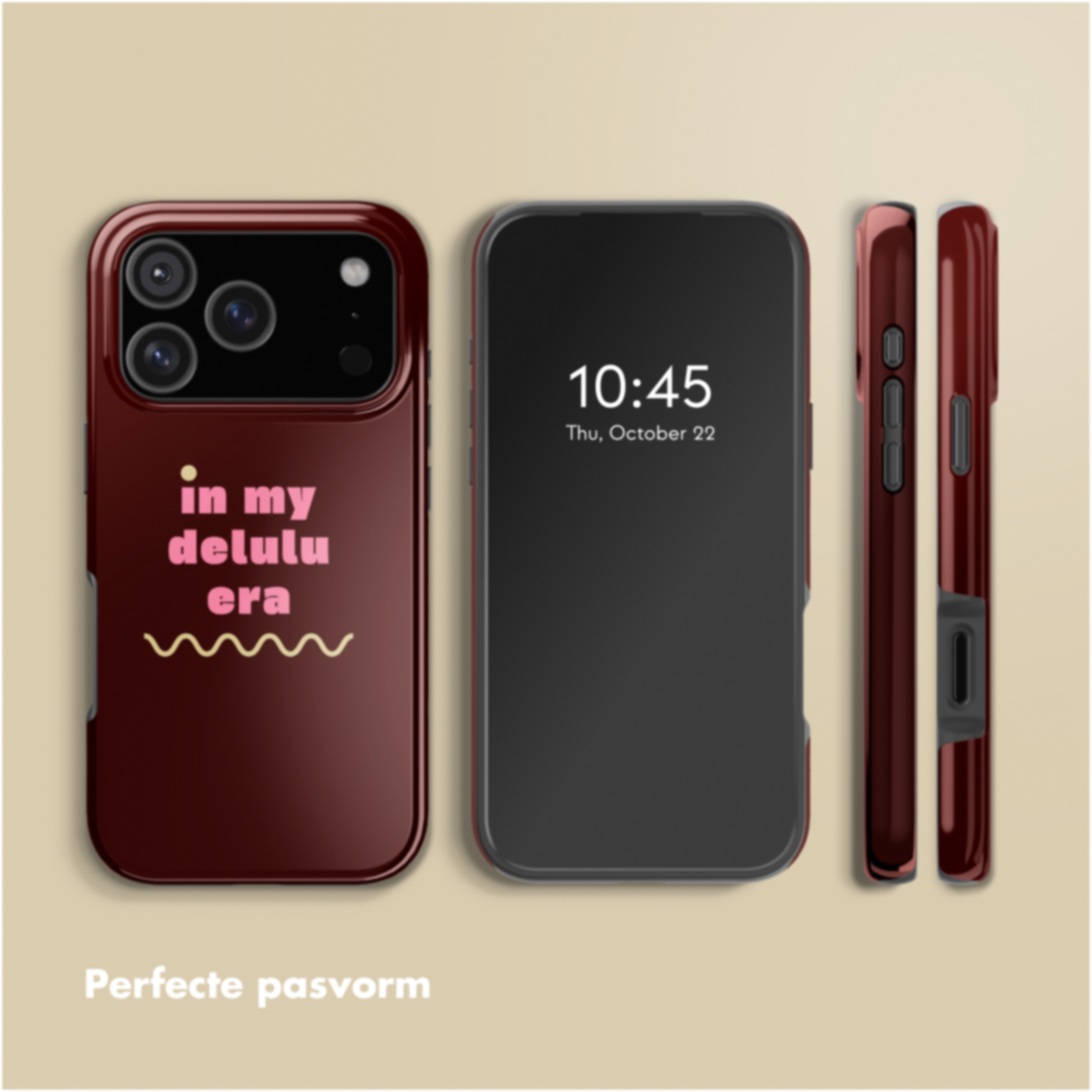Een telefoon met een bordeauxrode hoes met 'in my delulu era'. Het scherm toont tijd en datum. Twee hoezen rechts.