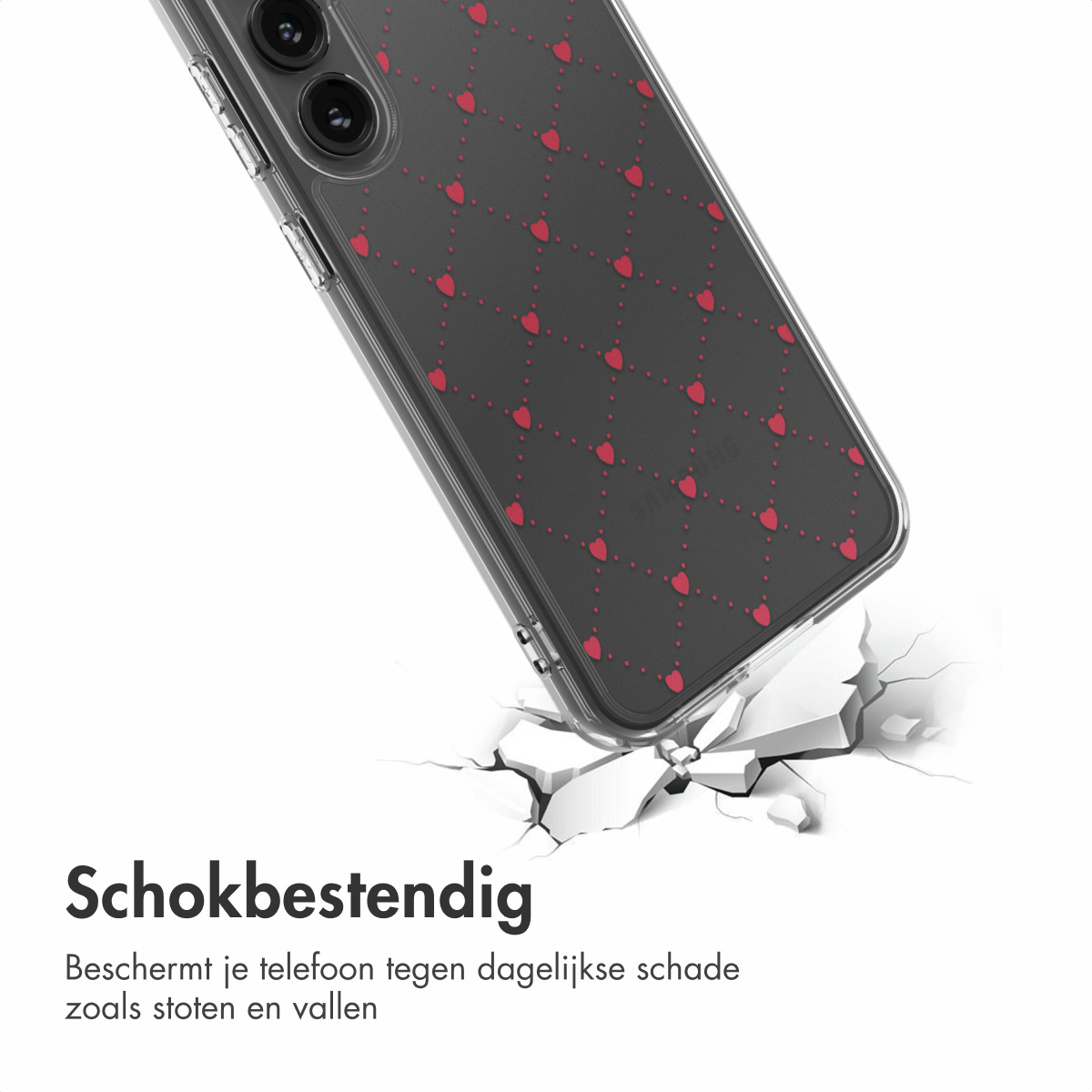 Een telefoonhoesje met rood hartpatroon valt. De hoes is transparant. De achtergrond is wit met scheuren.