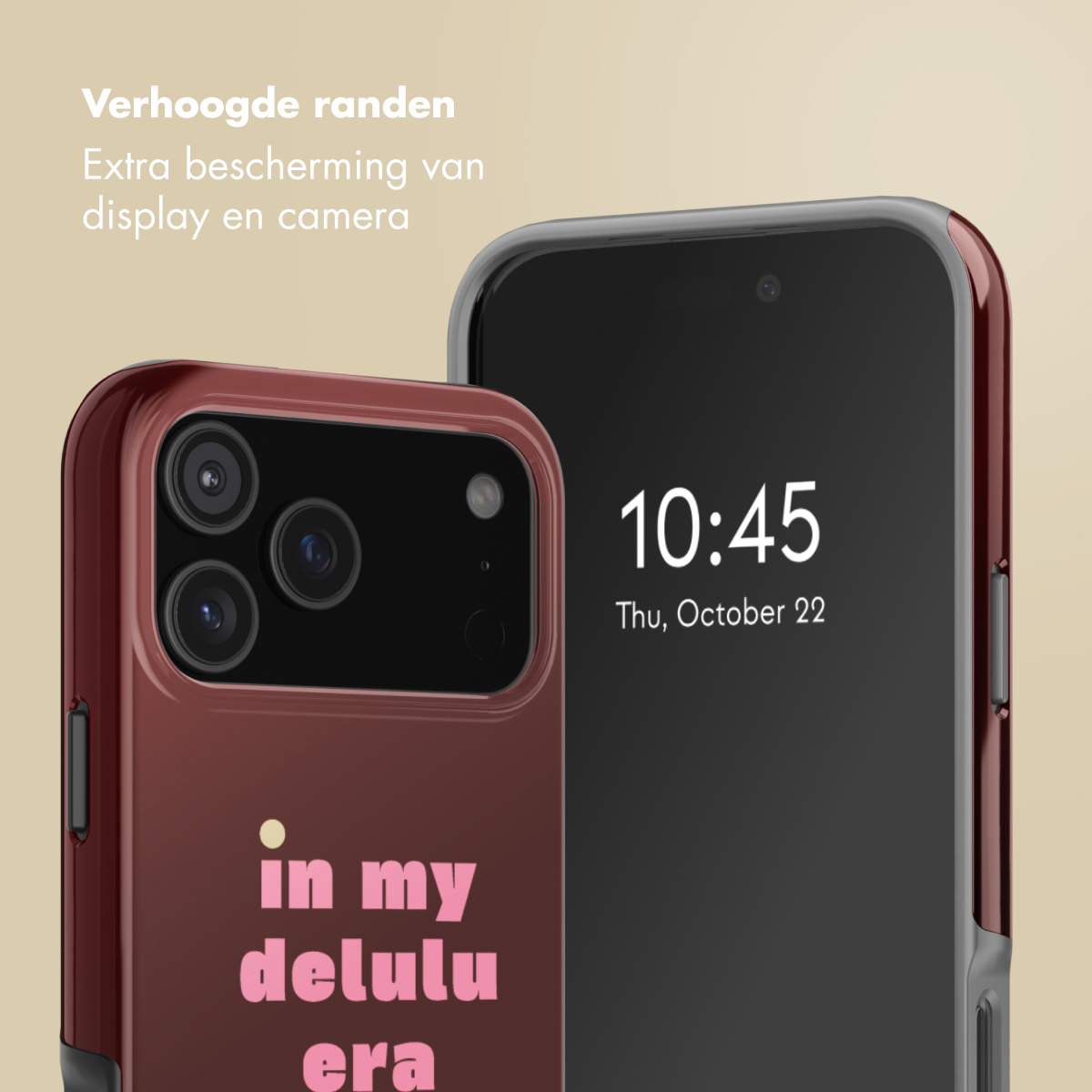 Twee smartphones. Een bordeauxrode hoes met de tekst 'in my delulu era'. De andere, een zwart scherm met de tijd 10:45, 22 oktober.