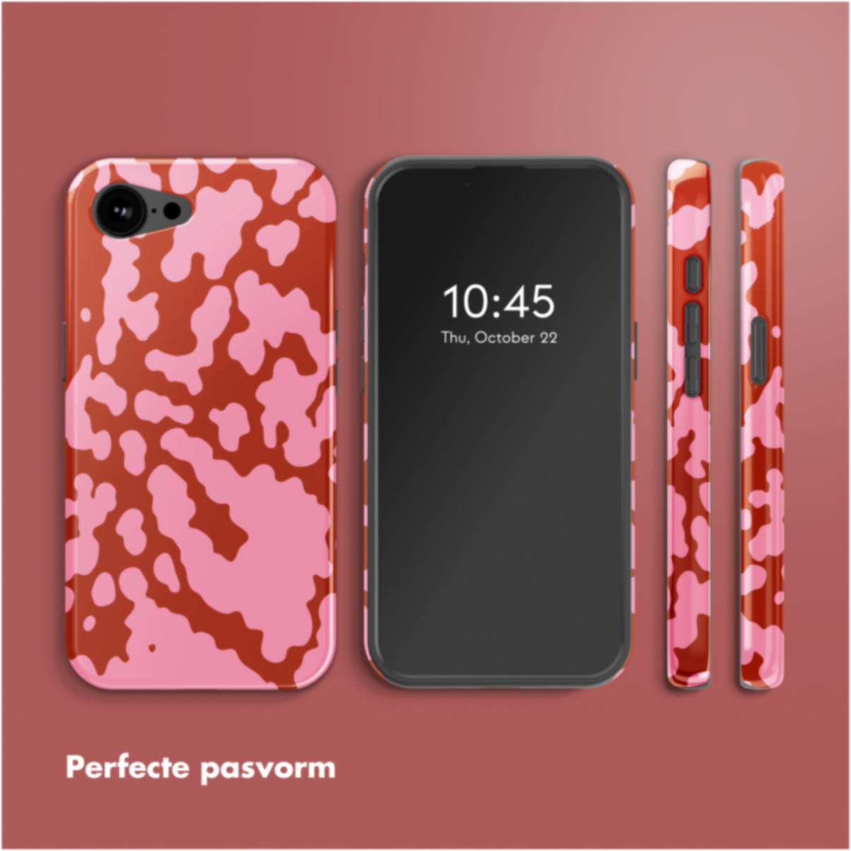 Een telefoon met een roze en bruine koeienprint hoes, een zwart scherm met de tijd en twee zijaanzichten van dezelfde hoes.