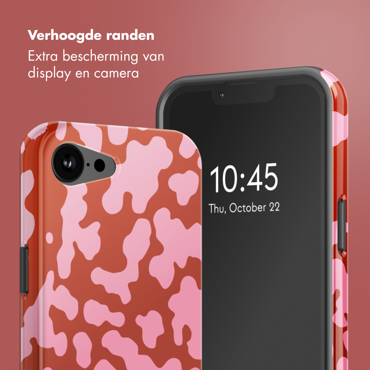 Twee smartphones, één met een roze en rode koeienprint hoesje, de andere toont de tijd: 10:45 en datum: do, 22 oktober.