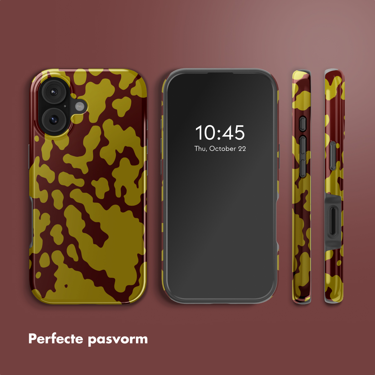 Drie telefoons, één met scherm aan, met tijd en datum. Hoesjes met bruin en geel camouflagepatroon. Achtergrond is bordeaux.