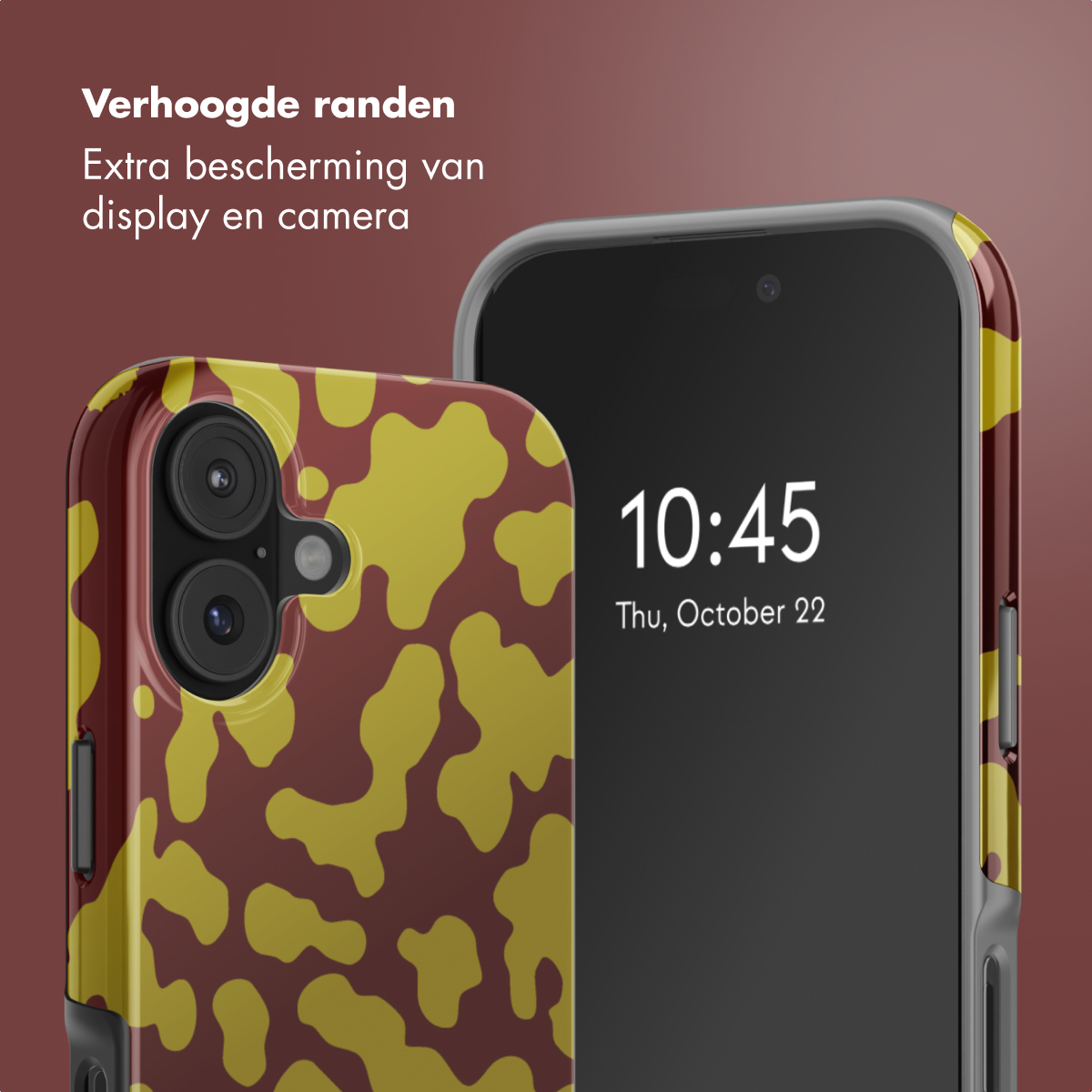 Twee smartphones met hoesjes. Eén hoesje heeft een camouflagepatroon in bruin en geel. De andere toont tijd en datum.