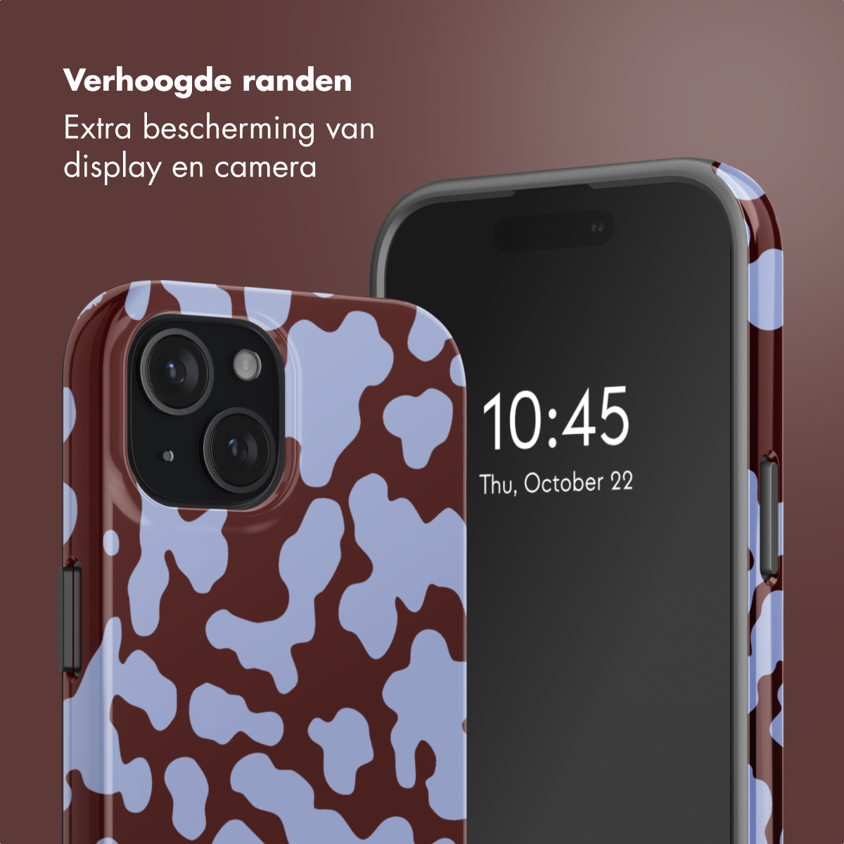Twee smartphones, één met een bruine en blauwe koeienprint hoes. De tijd is 10:45, 22 oktober. Beide telefoons hebben donkere schermen.