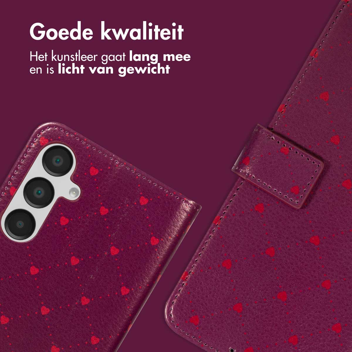 Close-up van een paarse telefoonhoes met rode hartpatronen. De hoes is open en toont de camera van de telefoon. Tekst in het Nederlands.