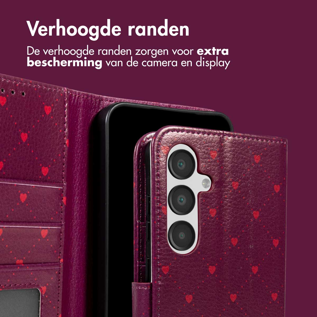 Een bordeauxrode telefoonhoes met rode hartpatronen. De hoes is open en toont de telefoon. Nederlandse tekst.