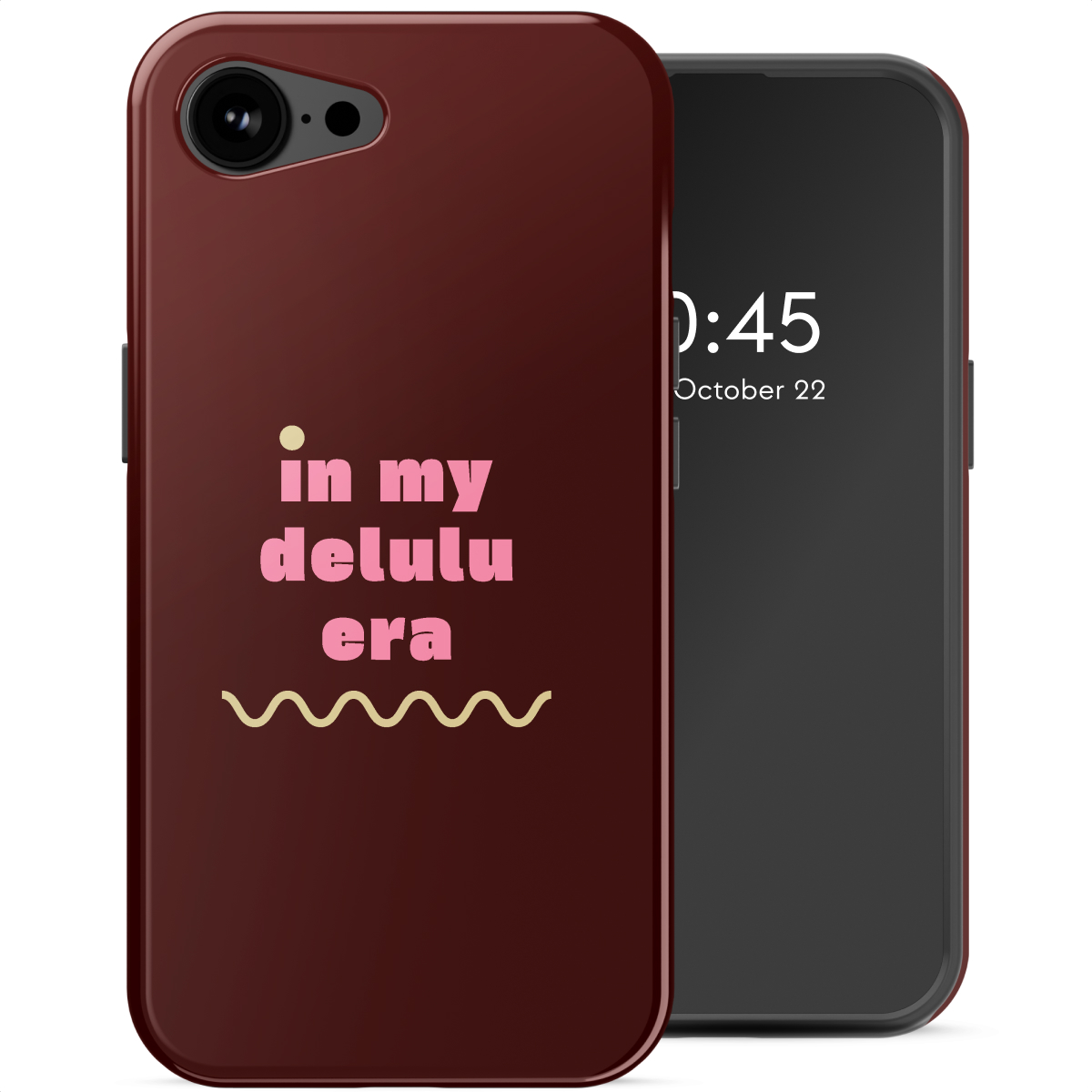 Une coque de téléphone bordeaux avec texte rose : 'in my delulu era' avec ligne ondulée jaune. L'écran affiche l'heure et la date.