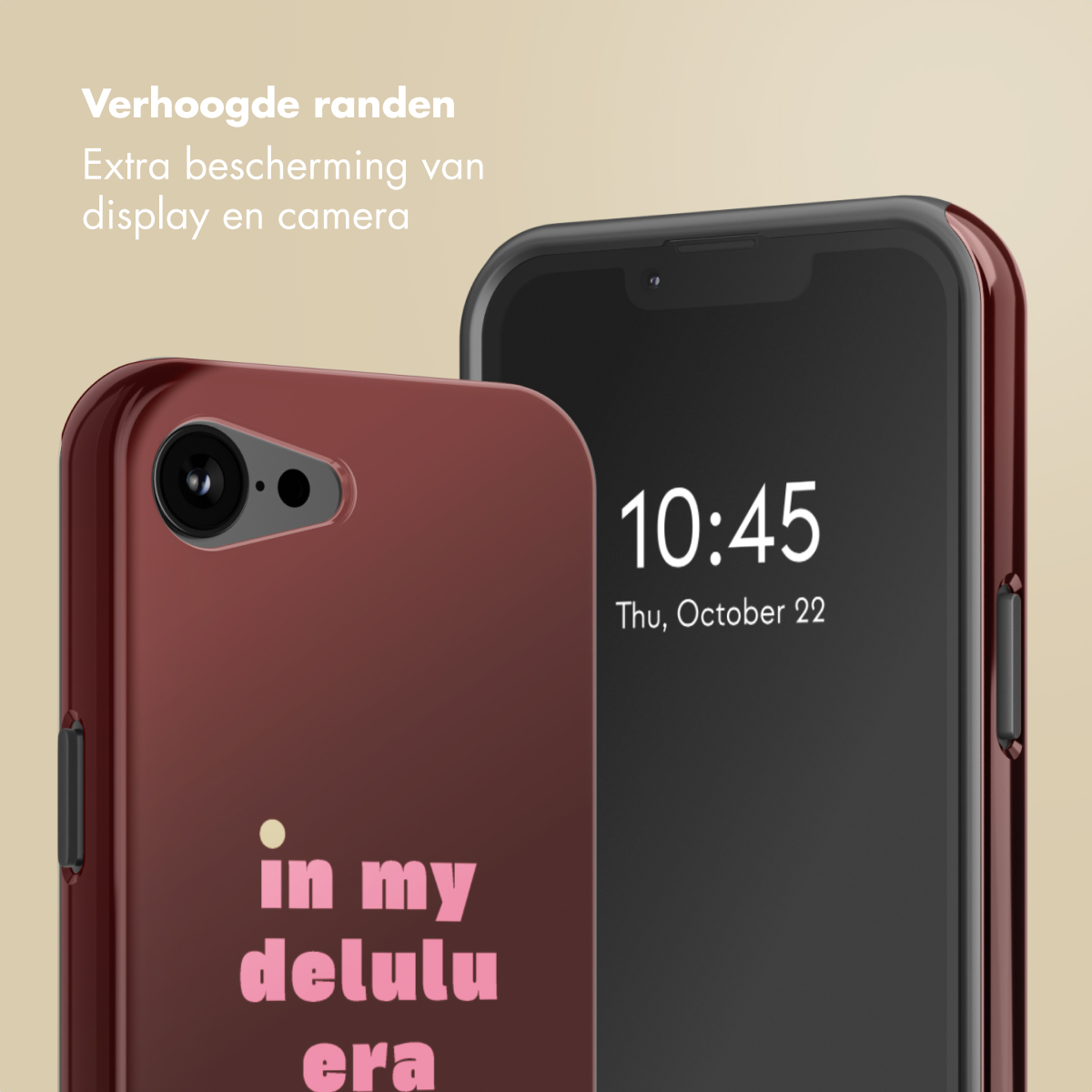 Deux téléphones avec étuis. Un étui bordeaux avec le texte 'in my delulu era'. L'écran de l'autre téléphone affiche l'heure et la date.