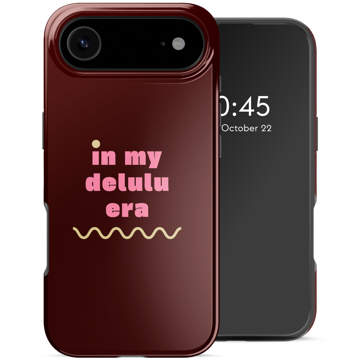 Een telefoon in een rode hoes, scherm toont tijd. Hoes zegt 'in my delulu era' in roze, met een gele golflijn.