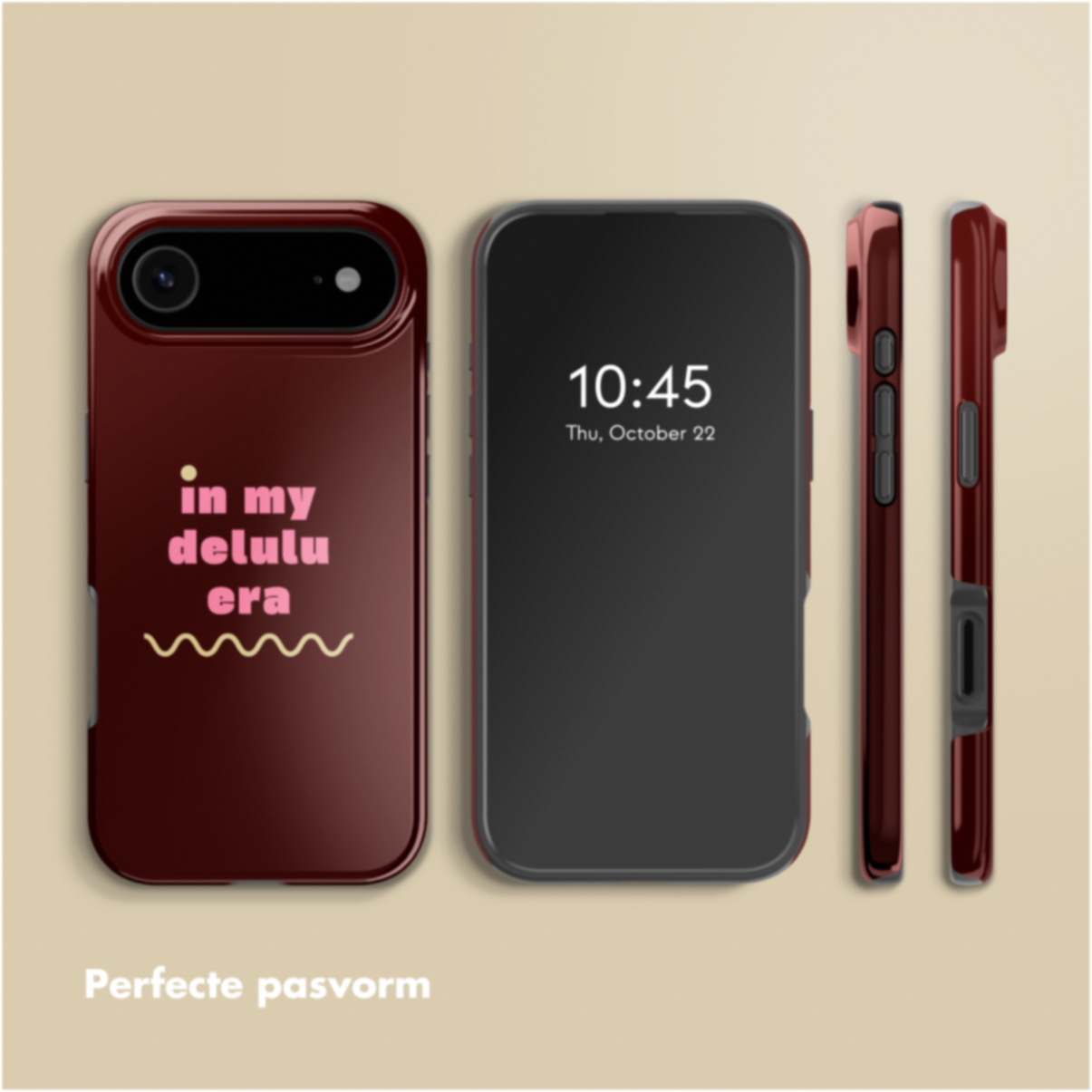 Een telefoon met een bordeauxrode hoes met 'in my delulu era'. Het scherm toont de tijd. Twee andere weergaven tonen de zijkant.