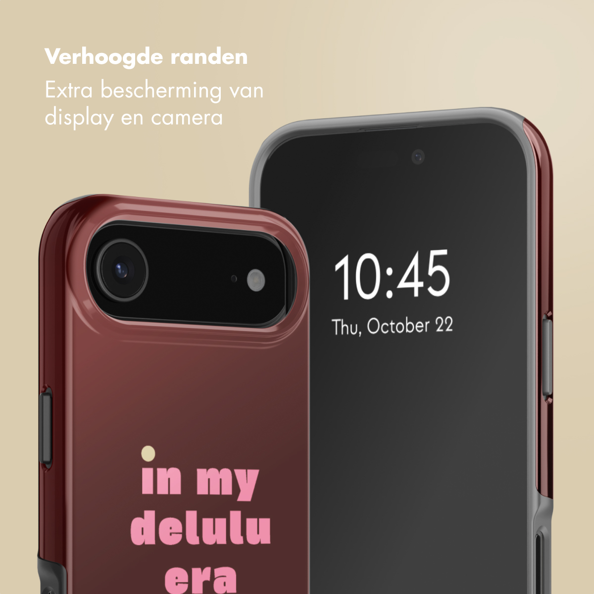 Twee smartphones. Een bordeauxrode case met tekst 'in my delulu era'. De andere heeft een zwart scherm met tijd en datum. Beide hebben beschermende randen.
