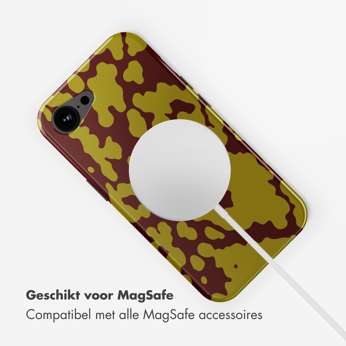 Telefoonhoesje met camouflagepatroon en witte MagSafe-lader. Tekst onderaan: 'Geschikt voor MagSafe'.