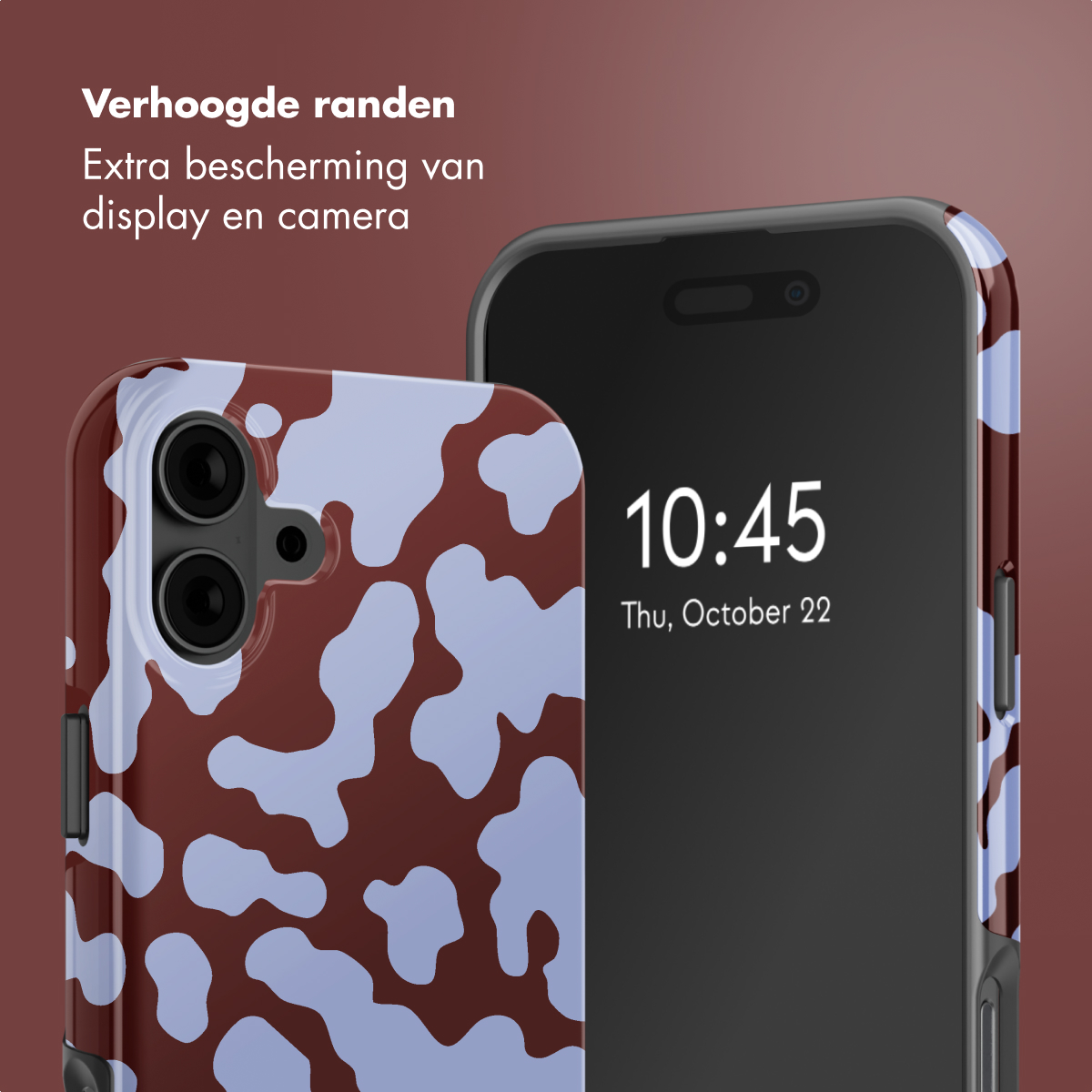 Due smartphone con custodie protettive. Una custodia presenta un motivo a mucca marrone e azzurro. L'altro mostra l'ora e la data.