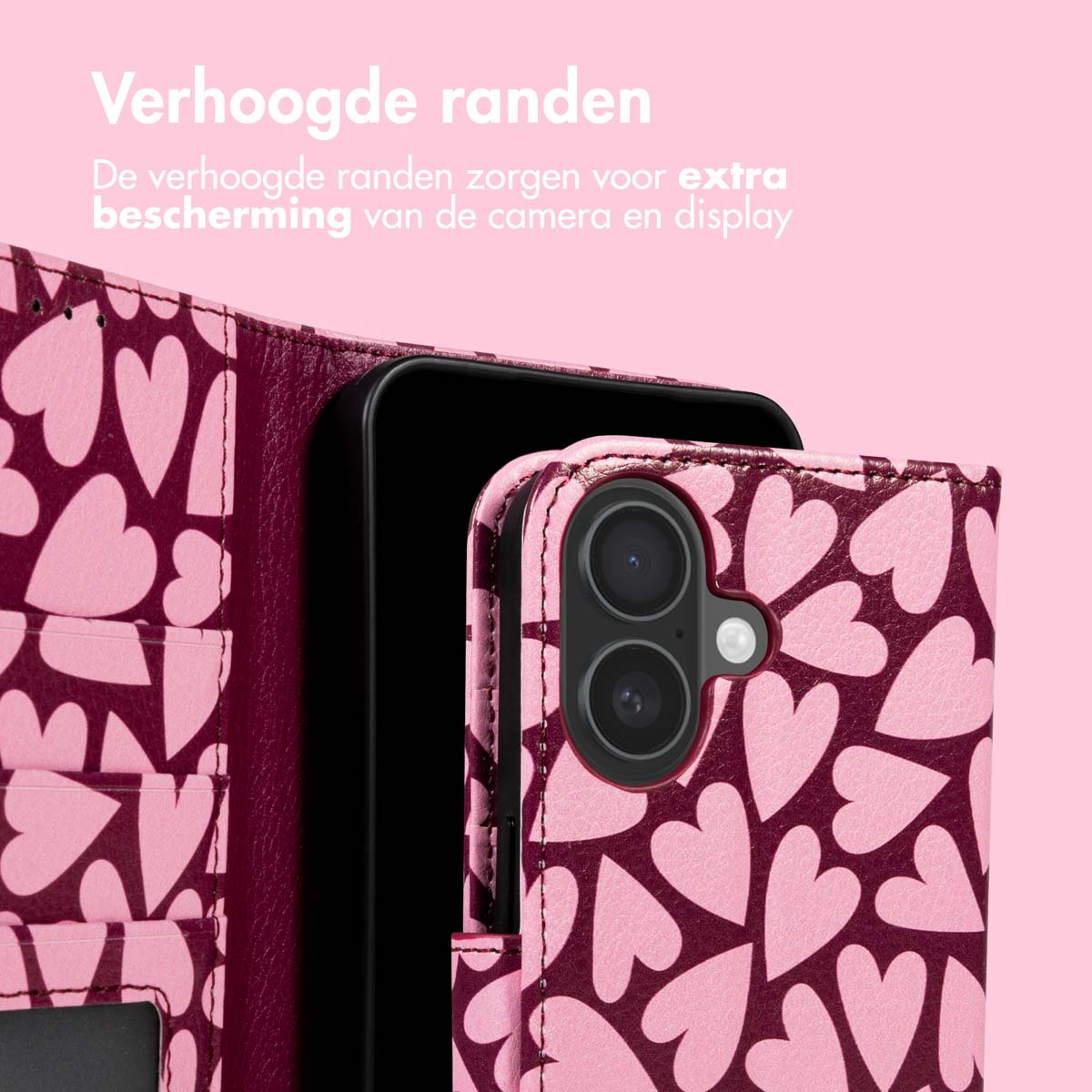 Roze telefoonhoesje met hartjespatroon dat een zwarte telefoon beschermt. De hoes heeft opstaande randen voor camera- en schermbescherming.