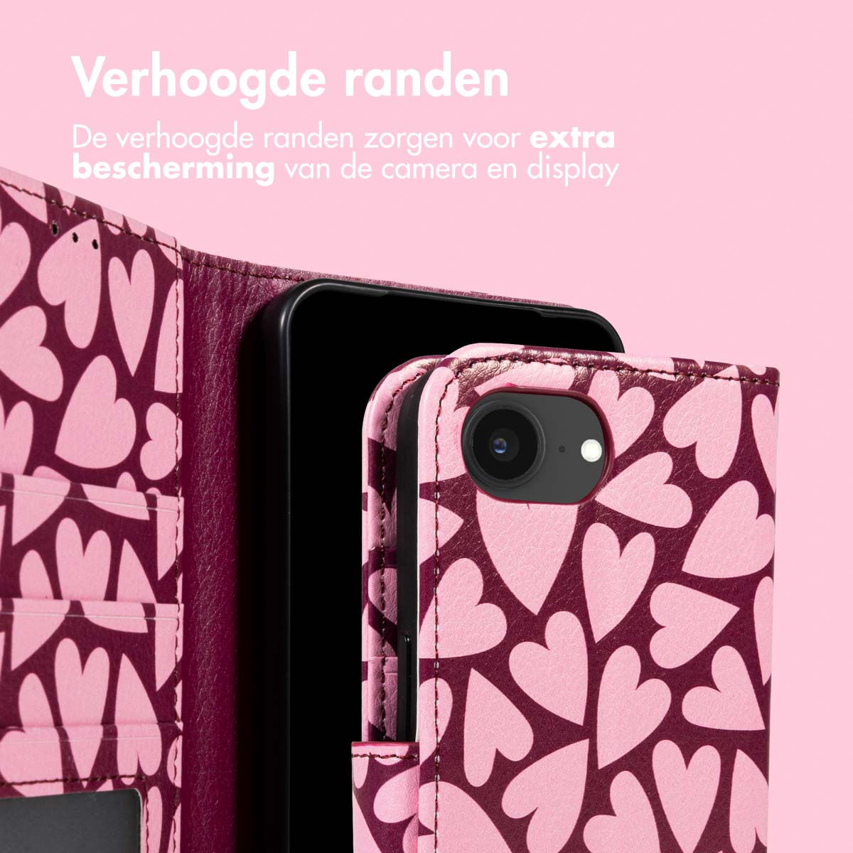 Een roze telefoonhoesje met hartjespatroon beschermt een zwarte telefoon. Tekst: Verhoogde randen (verhoogde randen) voor camera en display.