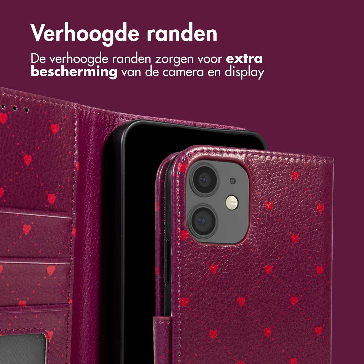 Étui bordeaux avec motifs cœurs, protégeant un téléphone noir. Texte : 'Verhoogde randen' décrit la protection de la caméra.