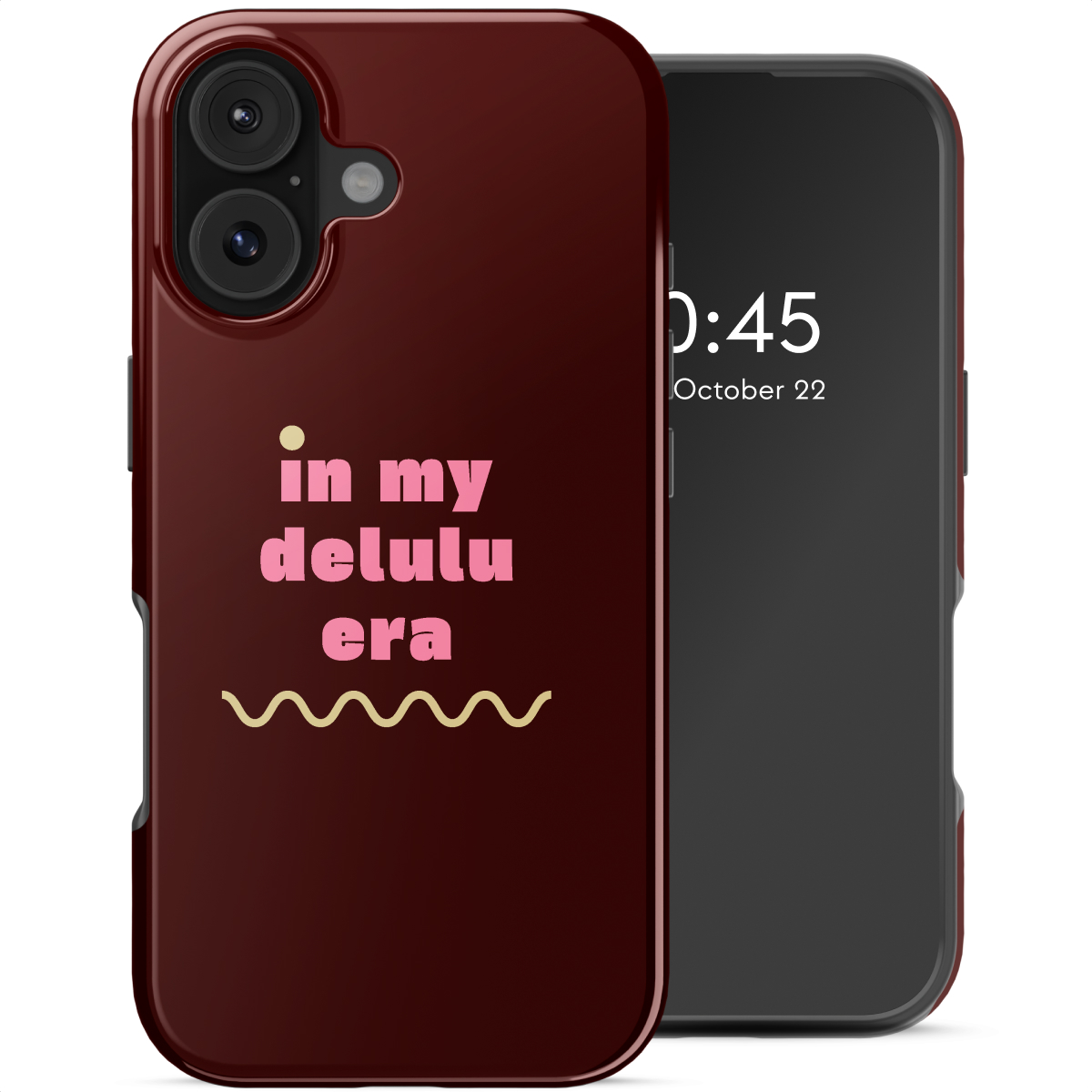 Een bordeauxrode telefoonhoes met de tekst 'in my delulu era' en een telefoonscherm dat de tijd en datum weergeeft.