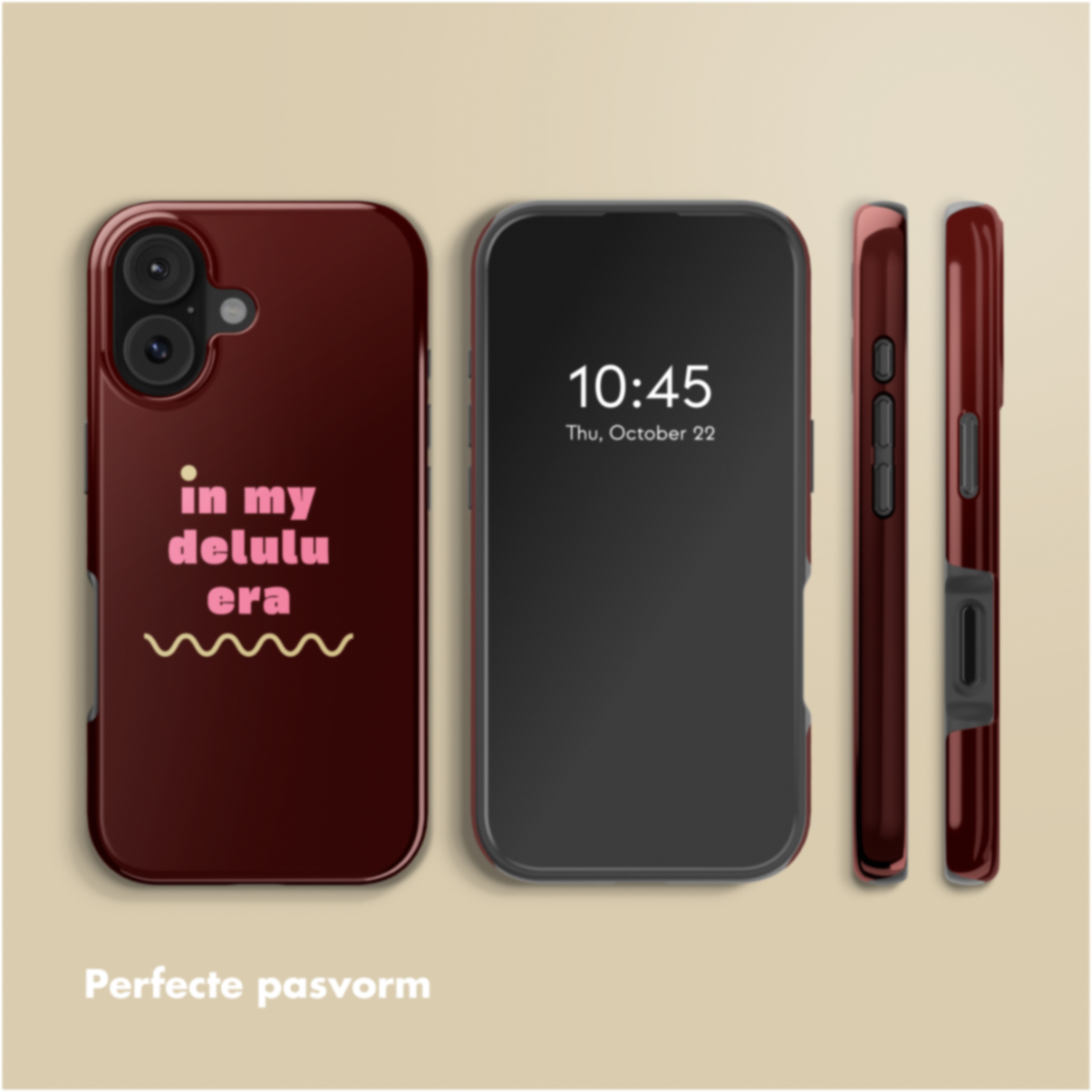 Afbeelding toont drie telefoonhoesjes. Eén hoesje heeft een telefoon erin, waarop de tijd wordt weergegeven. De andere twee zijn buiten. Tekst op een hoesje zegt 'in my delulu era'.