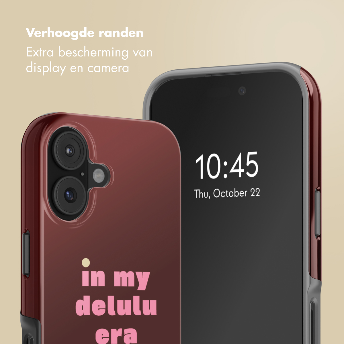 Een telefoon met een bordeauxrode hoes staat naast een telefoon met een zwart scherm met de tijd 10:45. Tekst op de hoes: 'in my delulu era'.