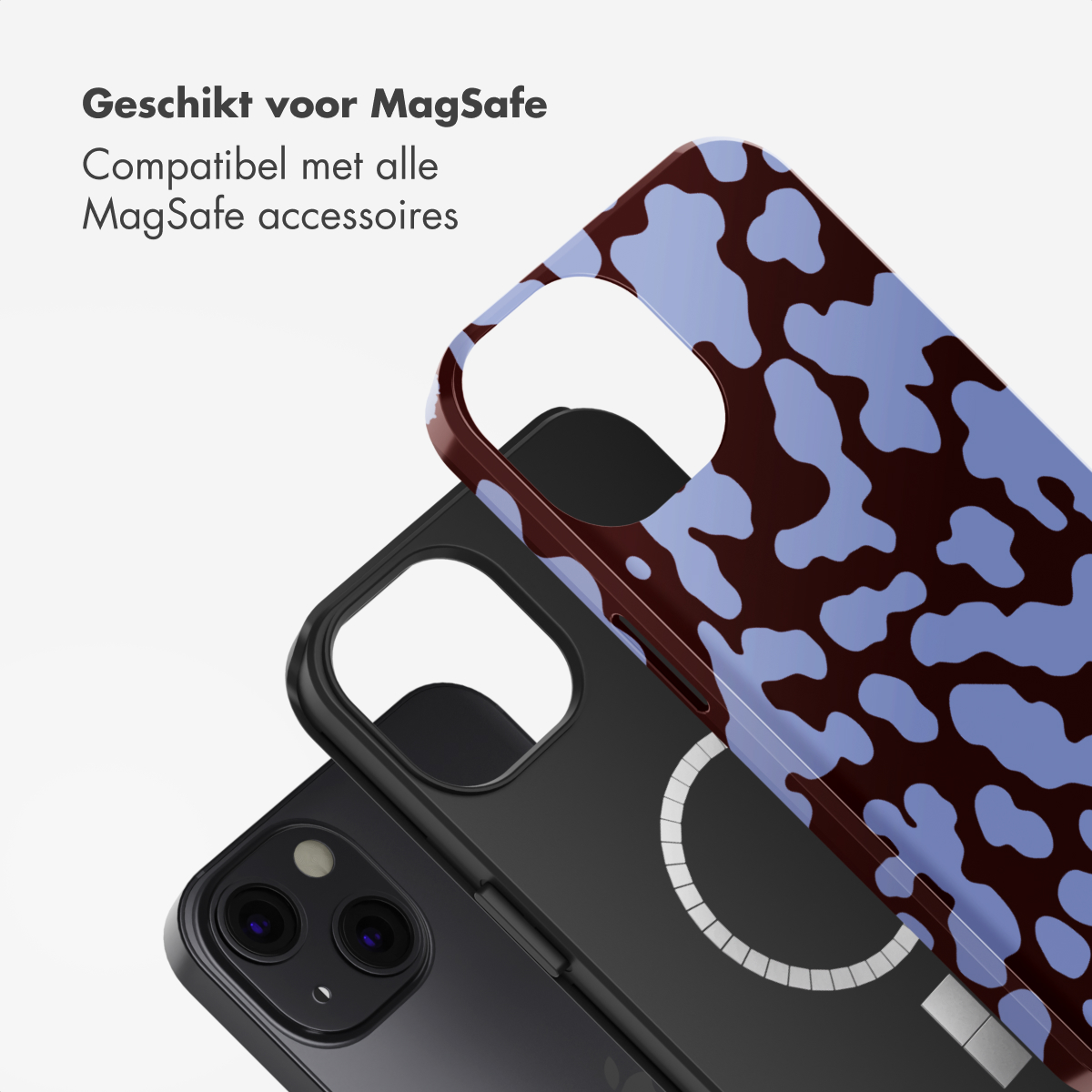 Drie telefoonhoesjes zijn op elkaar gestapeld. De bovenste hoes heeft een bruin en lichtblauw patroon. De middelste hoes is zwart. Een telefoon eronder.