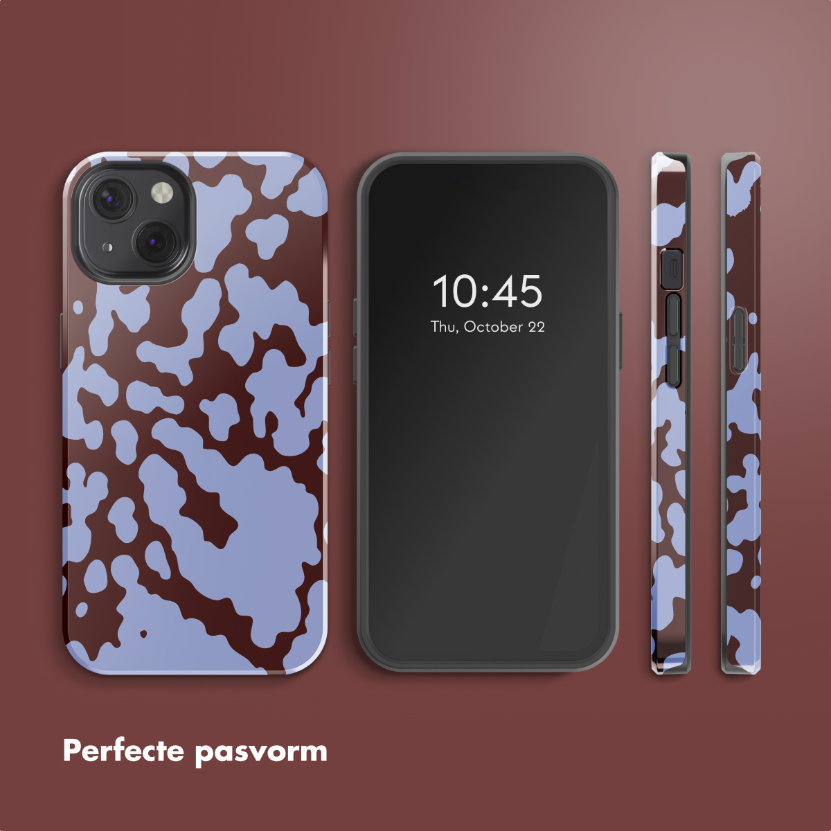 Een telefoonhoesje met een bruin en blauw patroon, een telefoon die de tijd weergeeft en twee zijaanzichten op rode achtergrond.