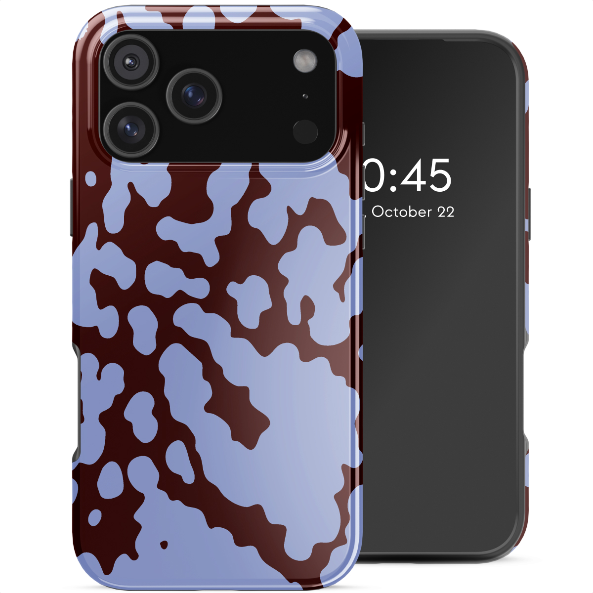 Een smartphone in een hoesje met een patroon in blauw en bruin. Het scherm toont de tijd en datum.