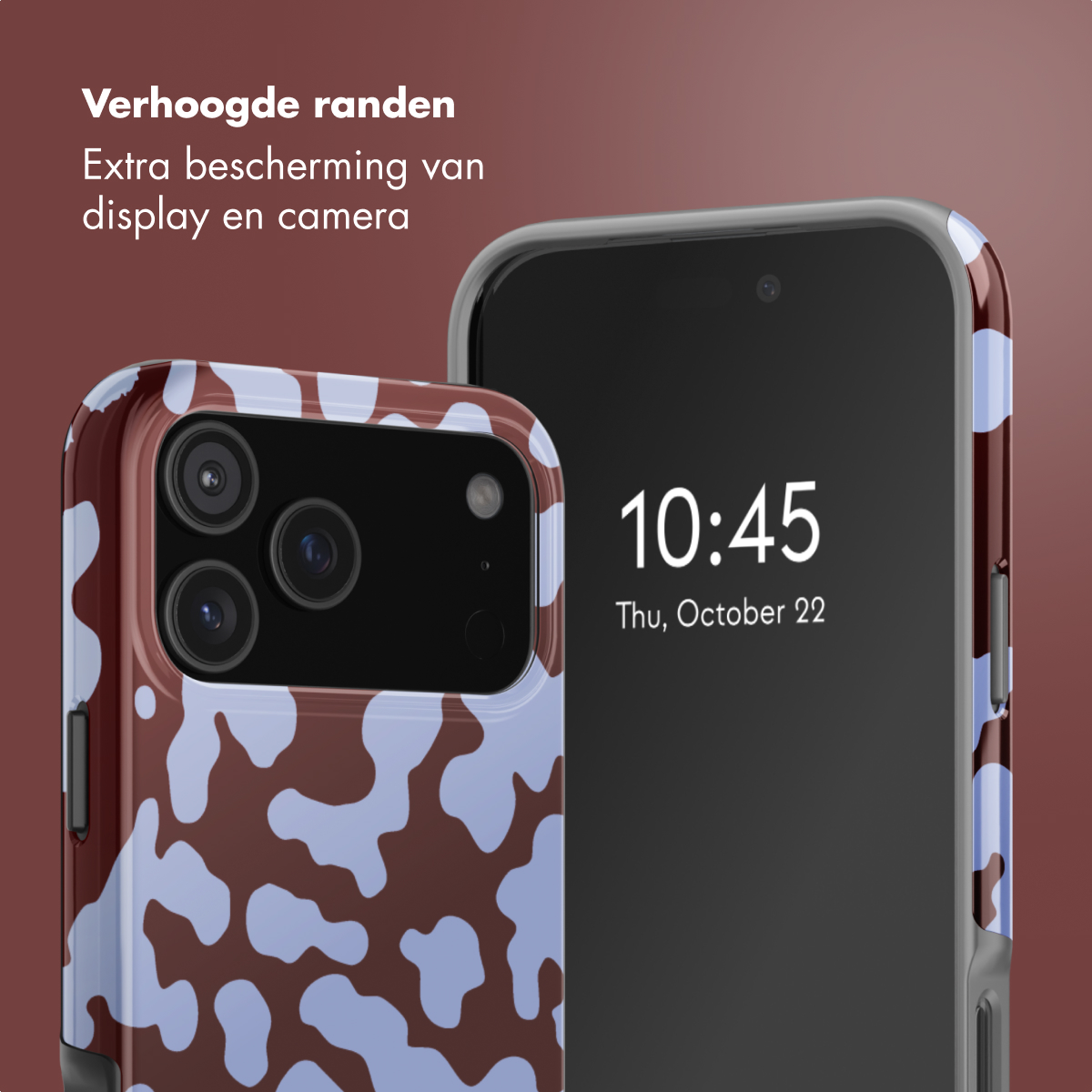 Twee telefoons met hoesjes. Eén hoesje heeft een bruin en blauw patroon, de andere is transparant. De telefoonschermen tonen de tijd en datum.