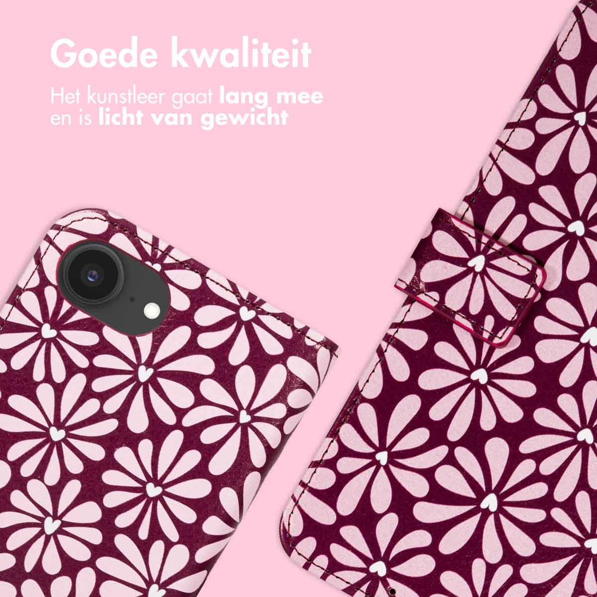 Een telefoonhoesje met een bloemenpatroon. De hoes is bordeauxrood met witte bloemen en een roze achtergrond met tekst.