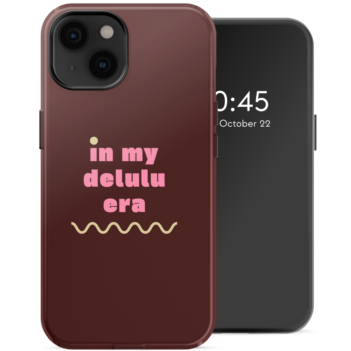 Een telefoon toont een bruine hoes met roze tekst, "in my delulu era". Een tweede telefoon toont de tijd, 0:45, 22 oktober.